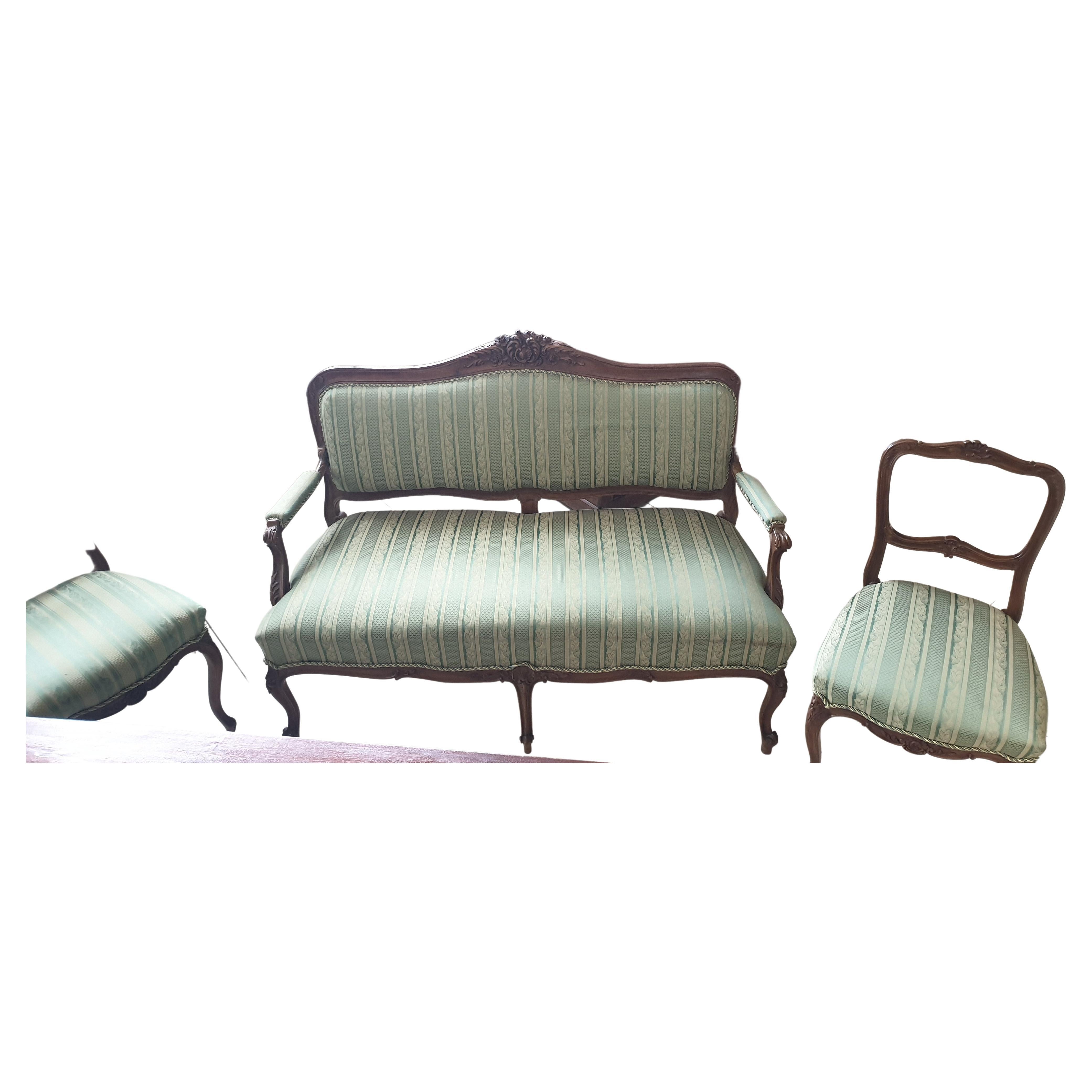 Bemutatjuk Önnek ezt a különleges szalon garnitúra ( 1 db. 2 személyes sofa + 2 székek ) , neo barokk  stílusban.
A bemutatott darab korának megfelelő  állapotban van. 
Az textil anyag tiszta, rögtön használható a bútorok.

Magasság: 46 (ülés ), 97