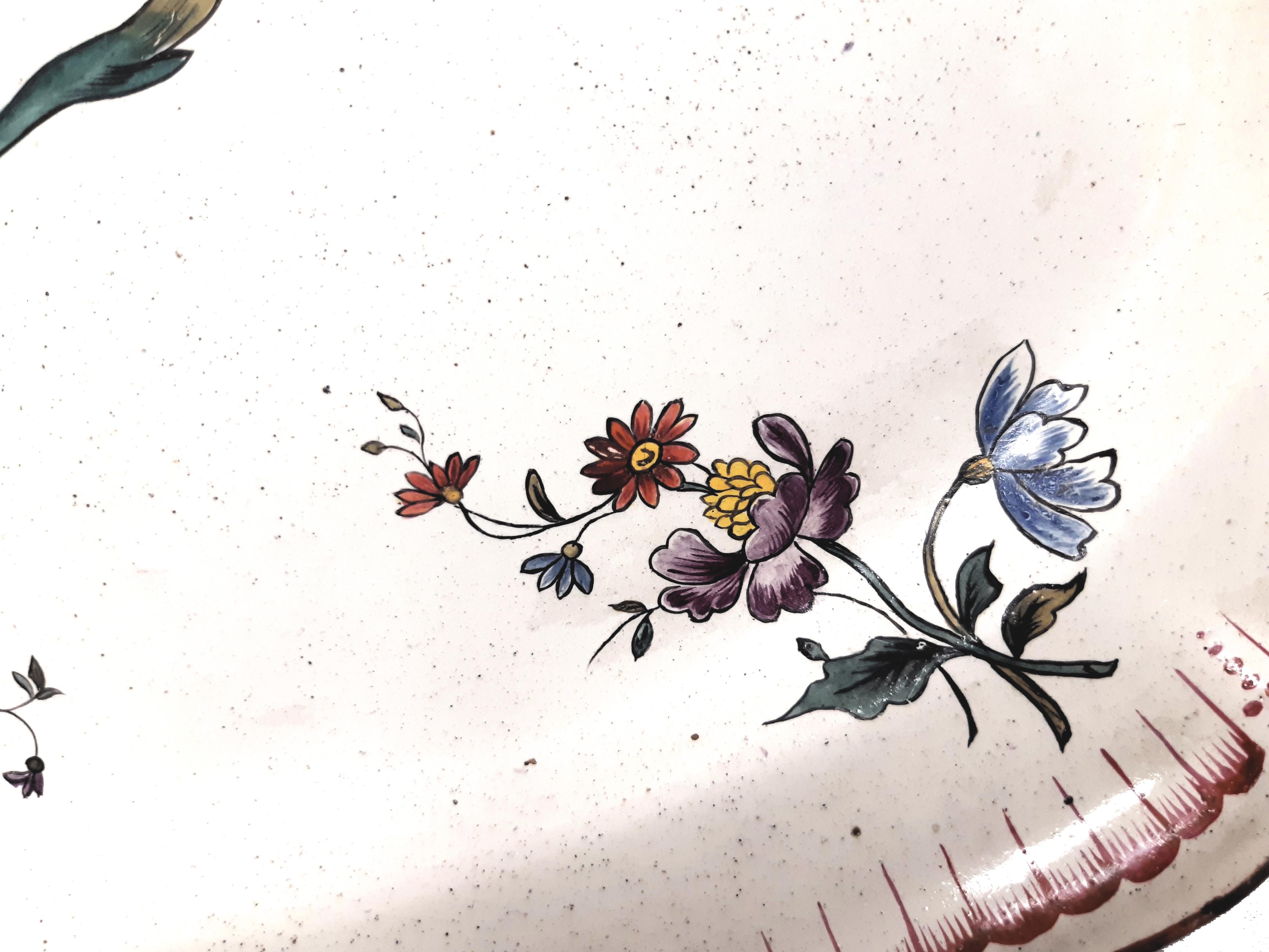 Antike Fayence-Servierplatte aus Frankreich mit Blumenmalerei (Französisch) im Angebot