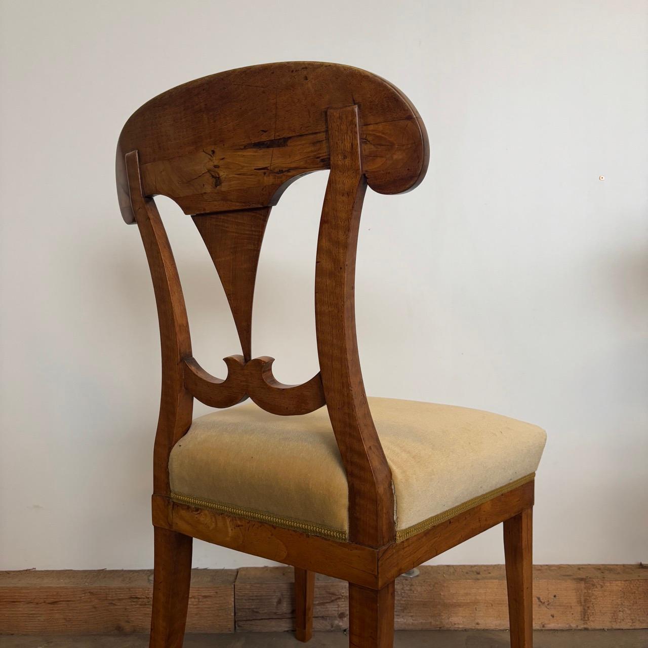 Antike Schaufelstühle Biedermeier um 1820 Wallnussholz 4 Stück im Angebot 4