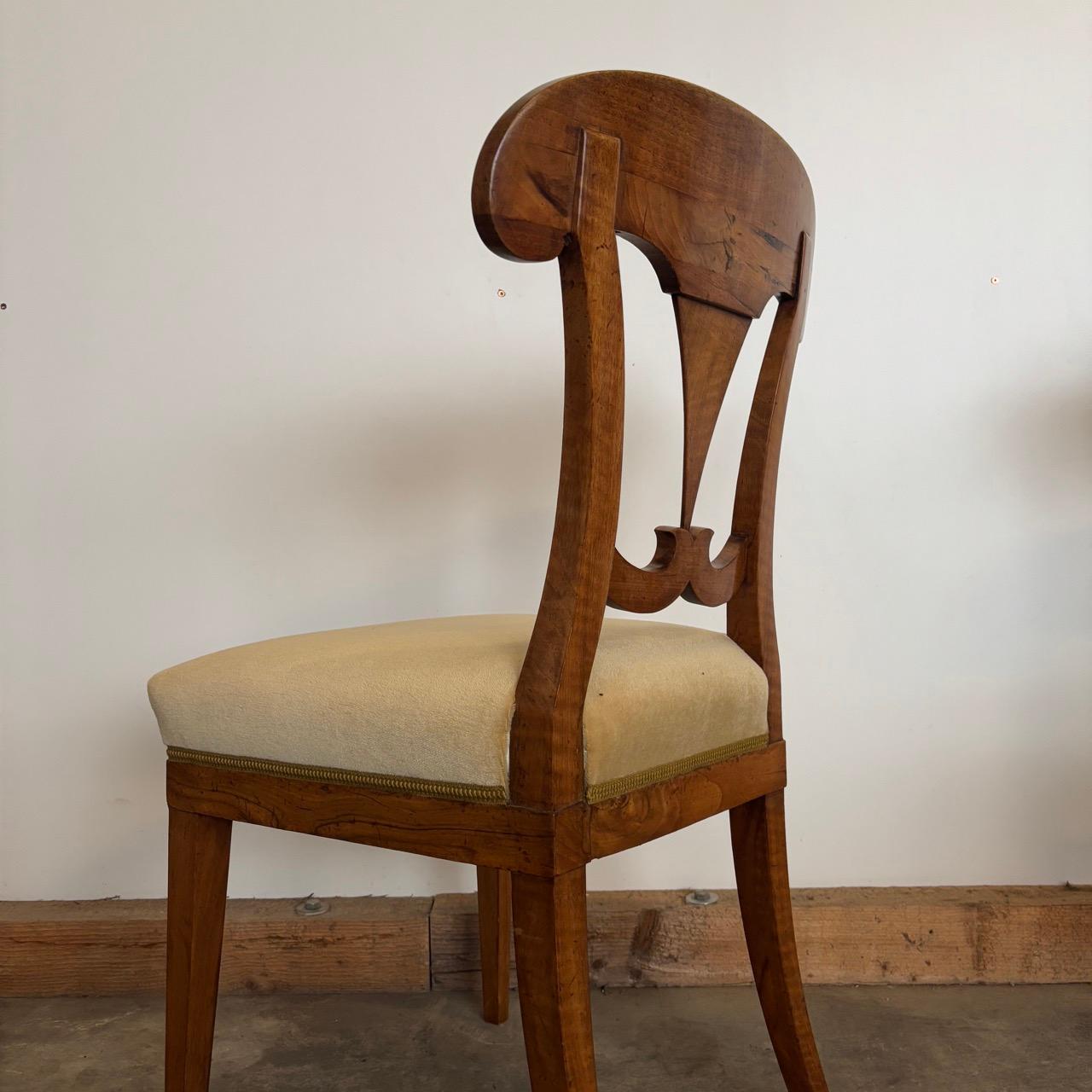 Antike Schaufelstühle Biedermeier um 1820 Wallnussholz 4 Stück im Angebot 5