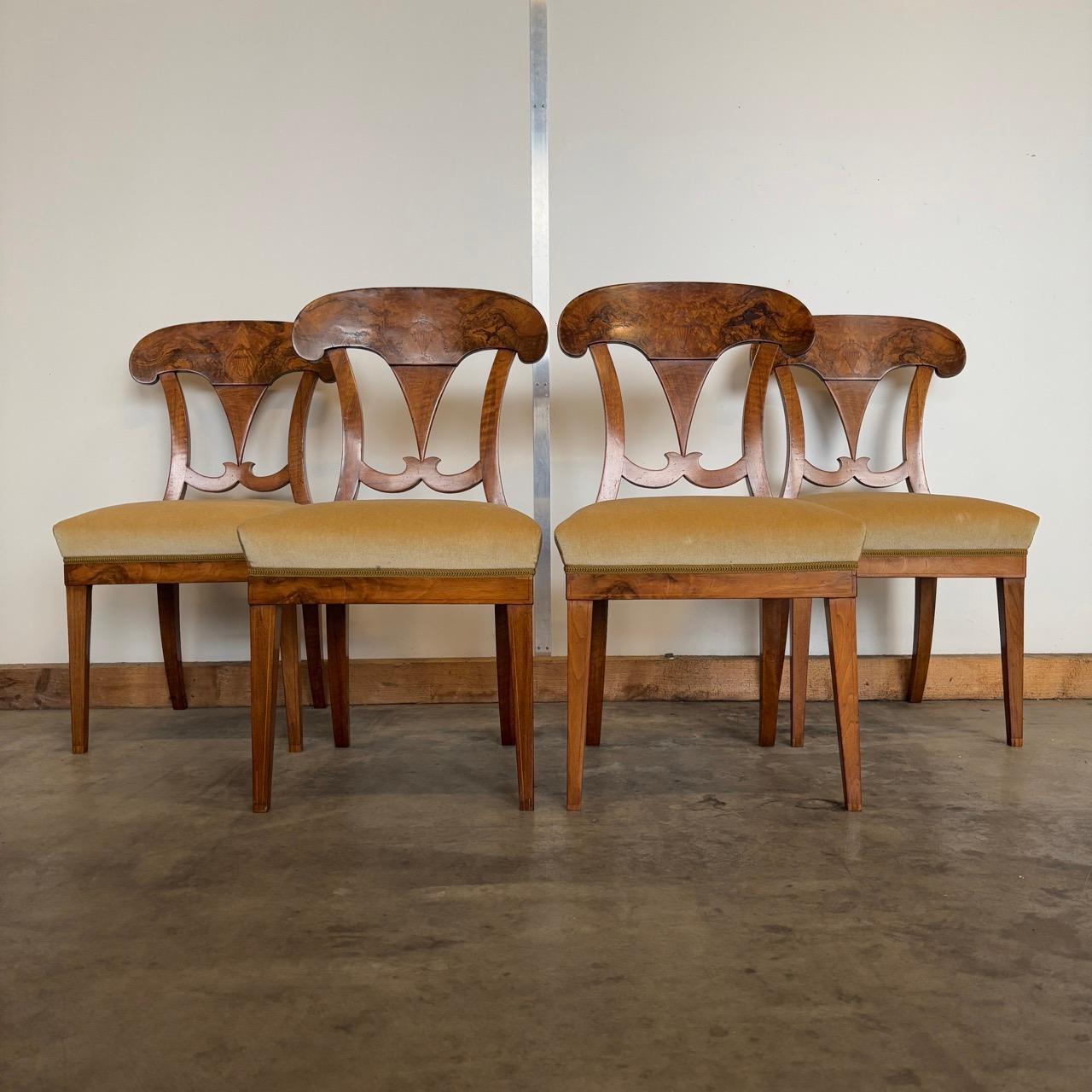 ✓ Original Biedermeier Schaufelstühle
✓ Eindrucksvolles Furnierbild
✓ Zeitlos und schön

Abmessungen:
B: 48cm H: 90cm T: 44cm
Sitzhöhe: 47cm

Artikel: Antike Stühle  Schaufelstühle
Artikel Nr.: 1095-1098
Provenienz: Deutschland, Biedermeier um