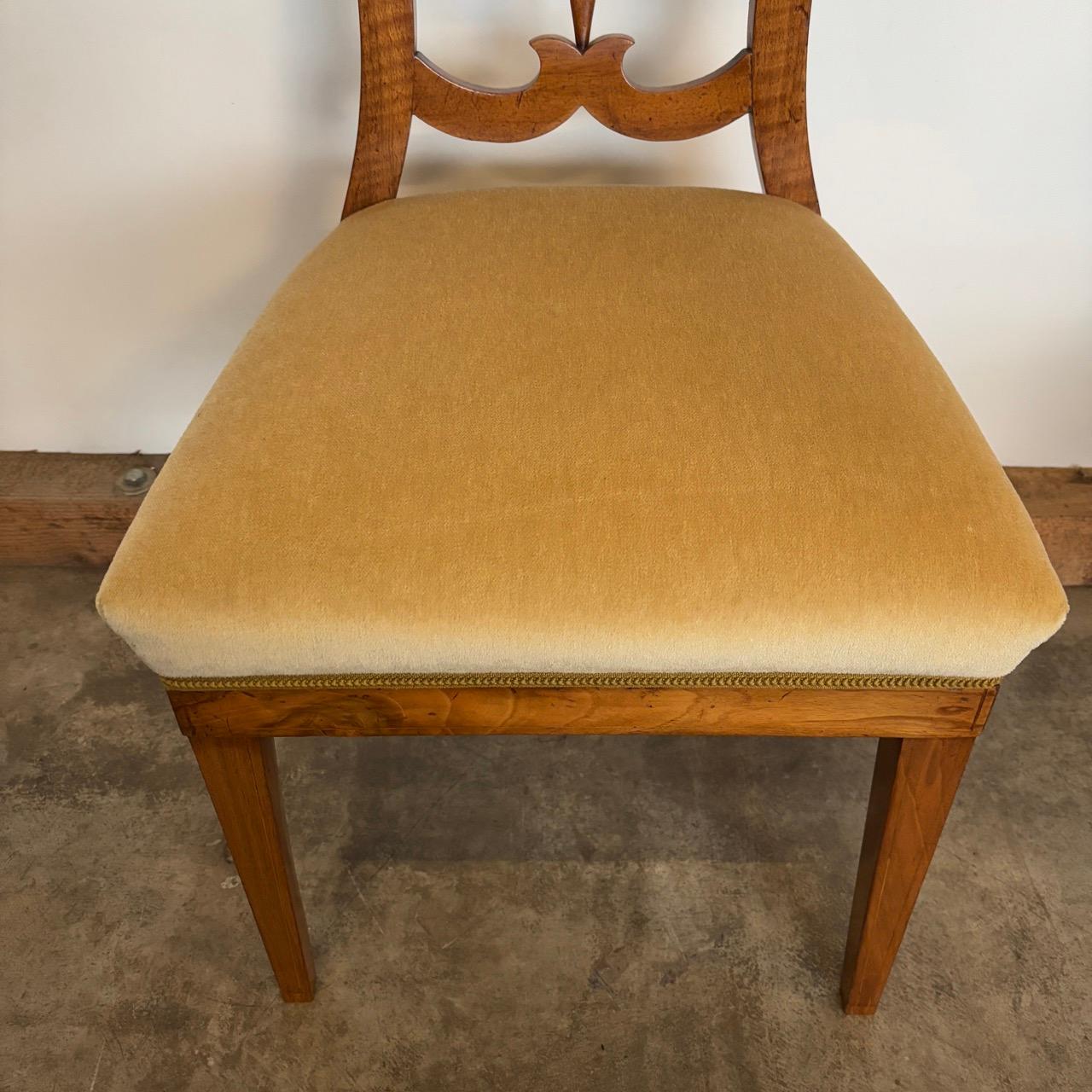 Antike Schaufelstühle Biedermeier um 1820 Wallnussholz 4 Stück (18. Jahrhundert) im Angebot