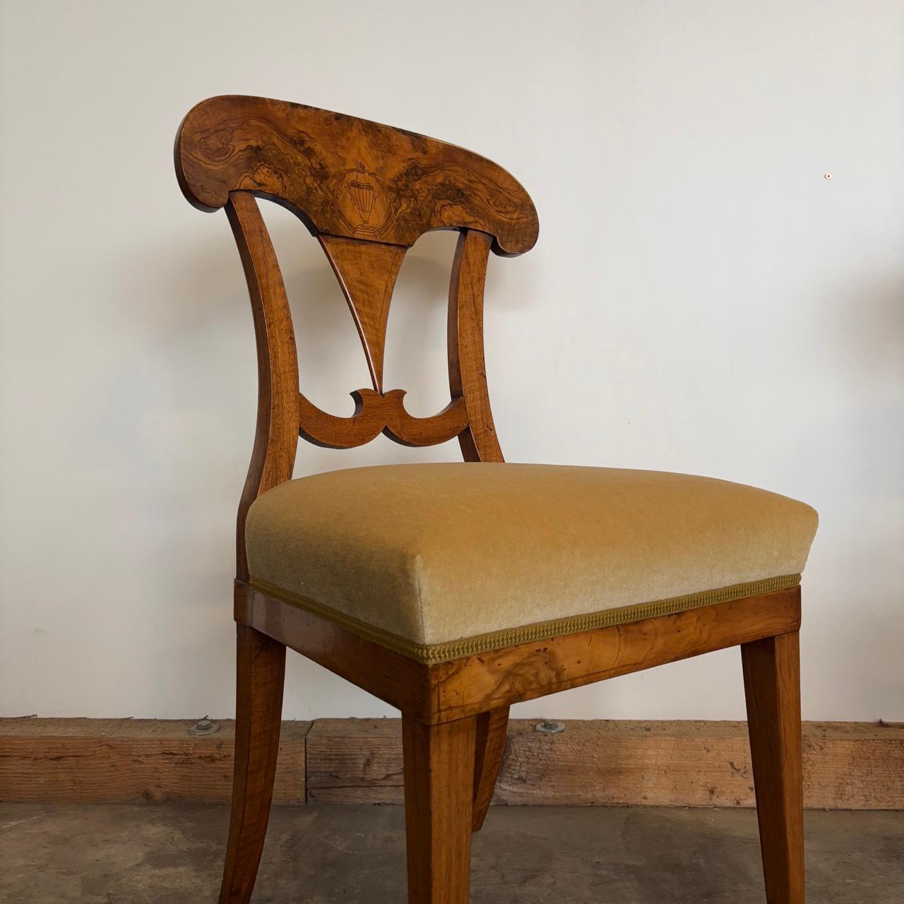Antike Schaufelstühle Biedermeier um 1820 Wallnussholz 4 Stück im Angebot 2