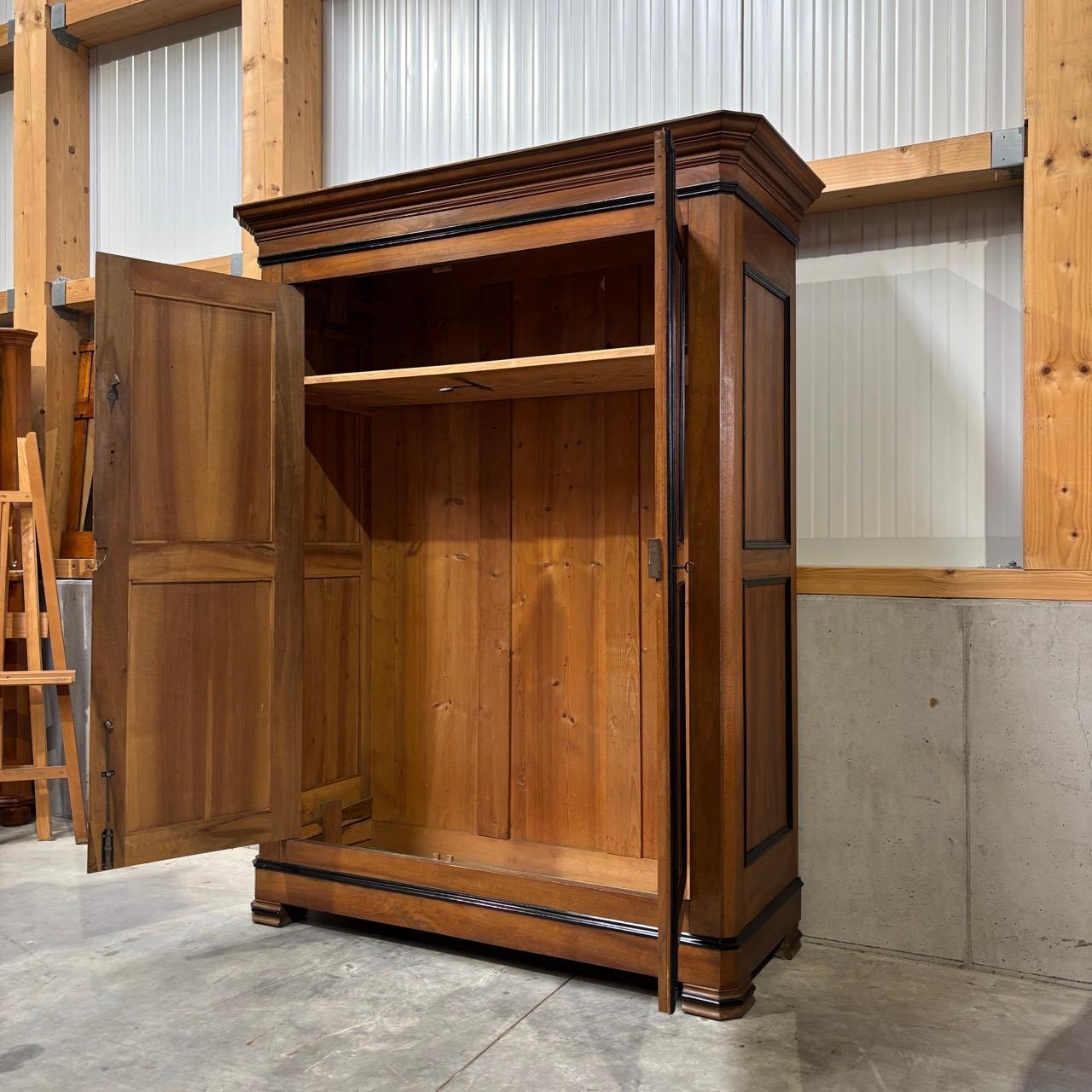 Antiker Kleiderschrank  Louis Philippe um 1860  Nussbaum en venta 5