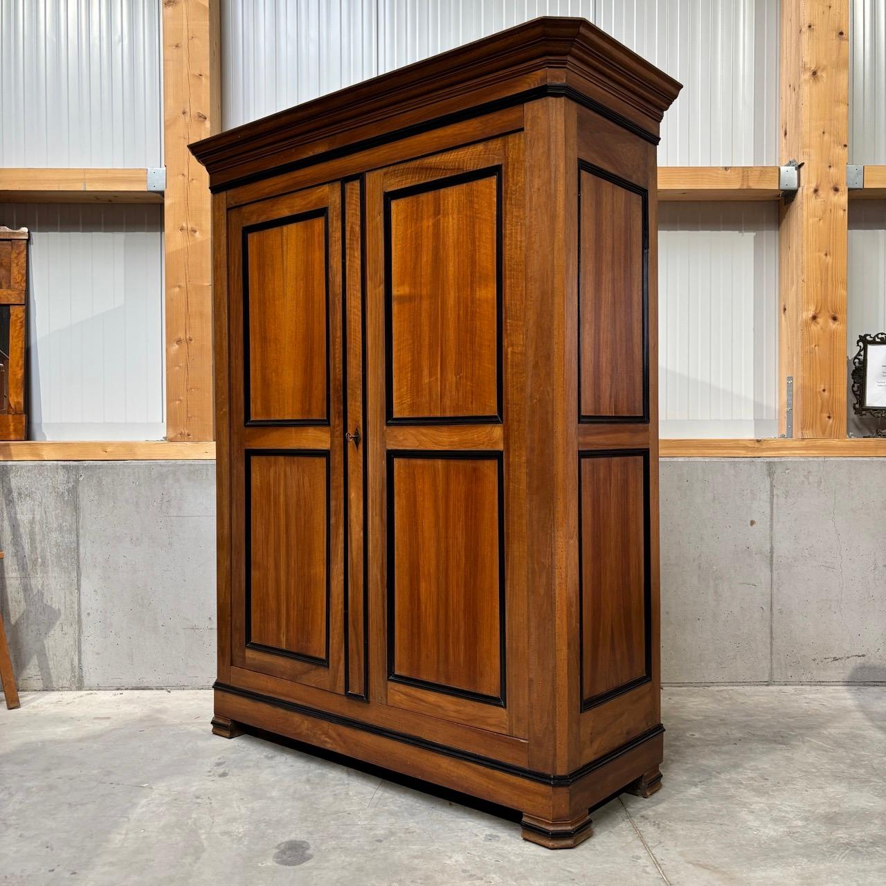 ✓ Formas clásicas
✓ Bonitas vetas de madera
✓ Alta calidad y durabilidad
✓ División interior libremente seleccionable

Dimensiones: An: 169 cm Al: 216 cm F: 66 cm

Artículo Armario antiguo  armario  2 puertas
Nº de artículo: 1063
Época: Francia,