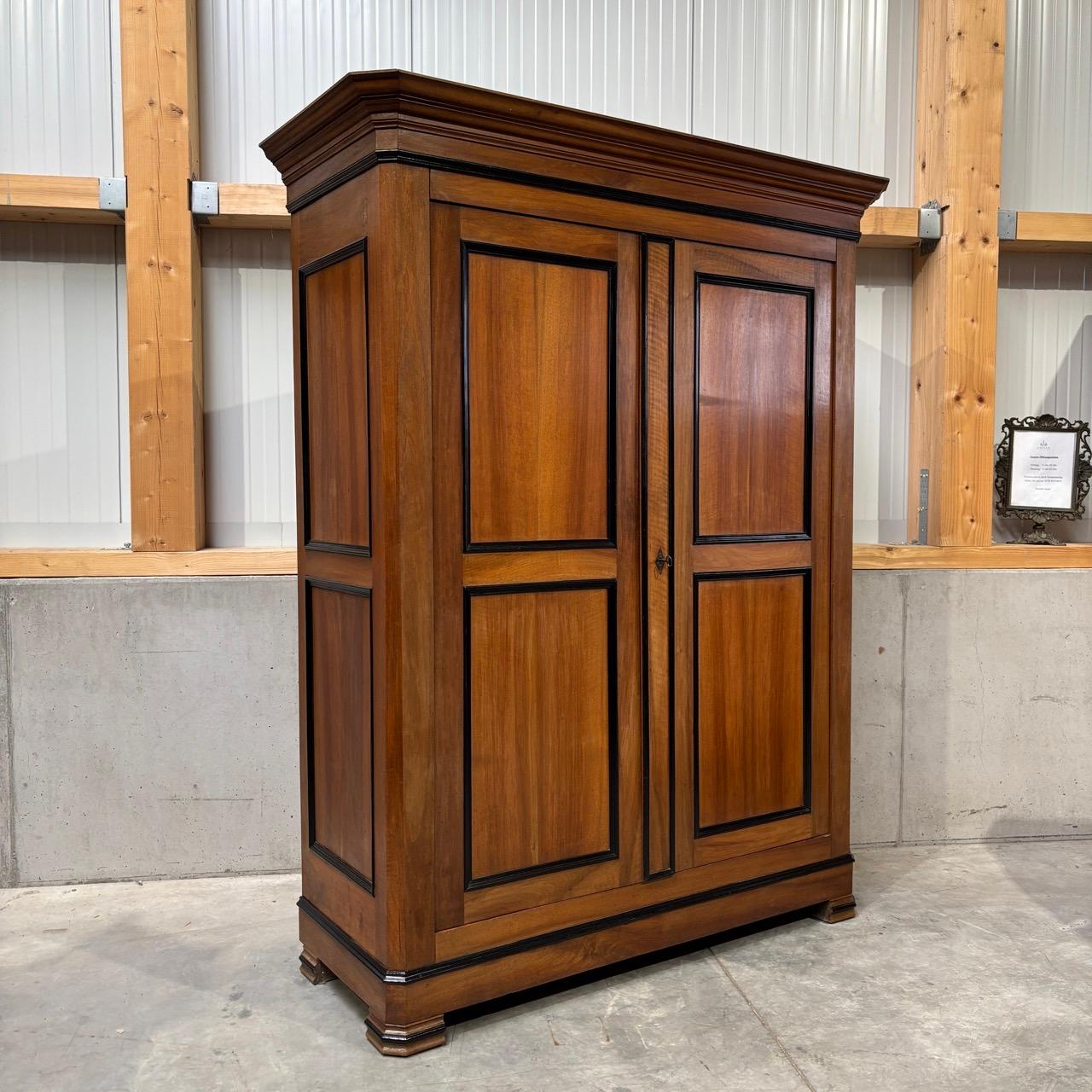 Antiker Kleiderschrank  Louis Philippe um 1860  Nussbaum Luis Felipe en venta