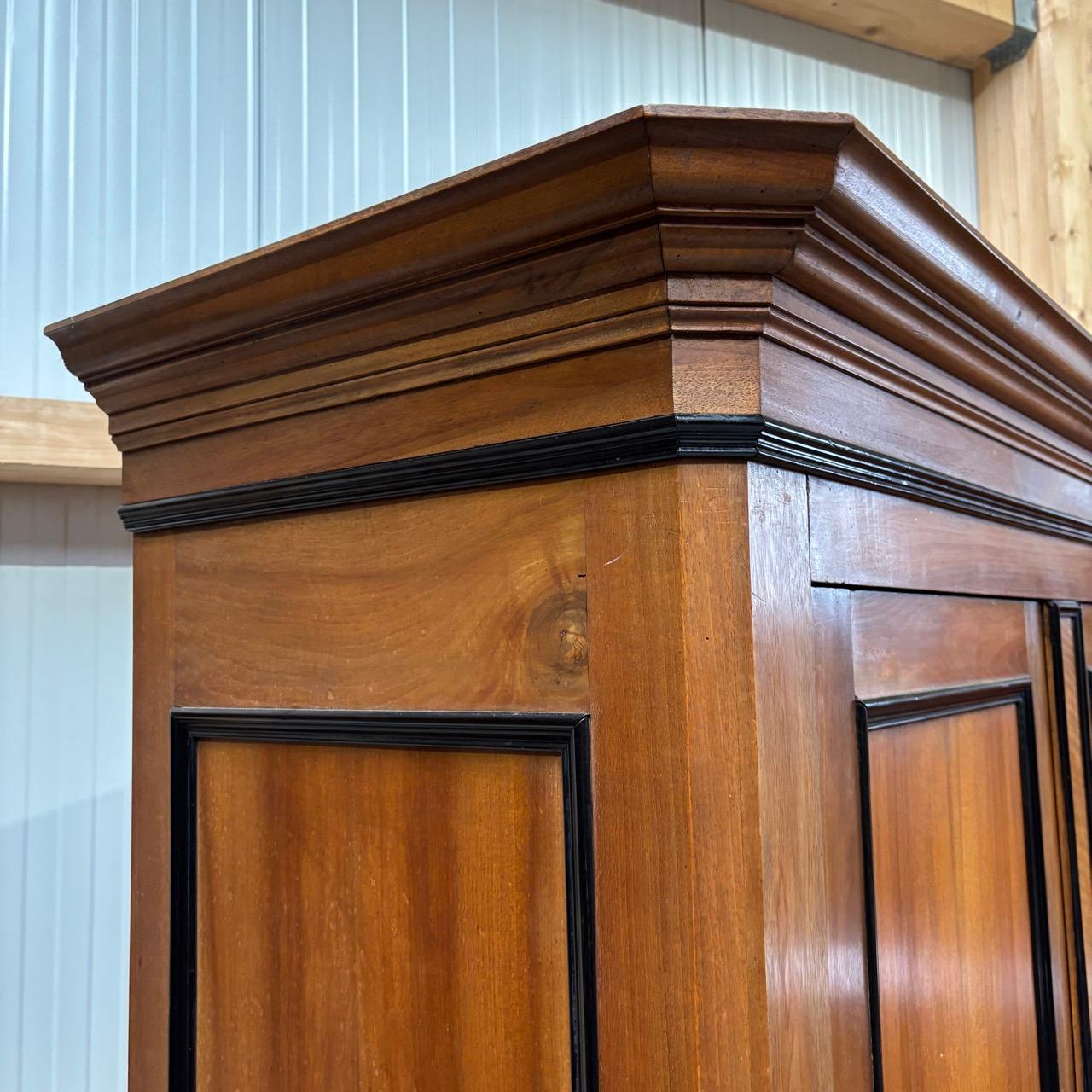 Antiker Kleiderschrank  Louis Philippe um 1860  Nussbaum Francés en venta