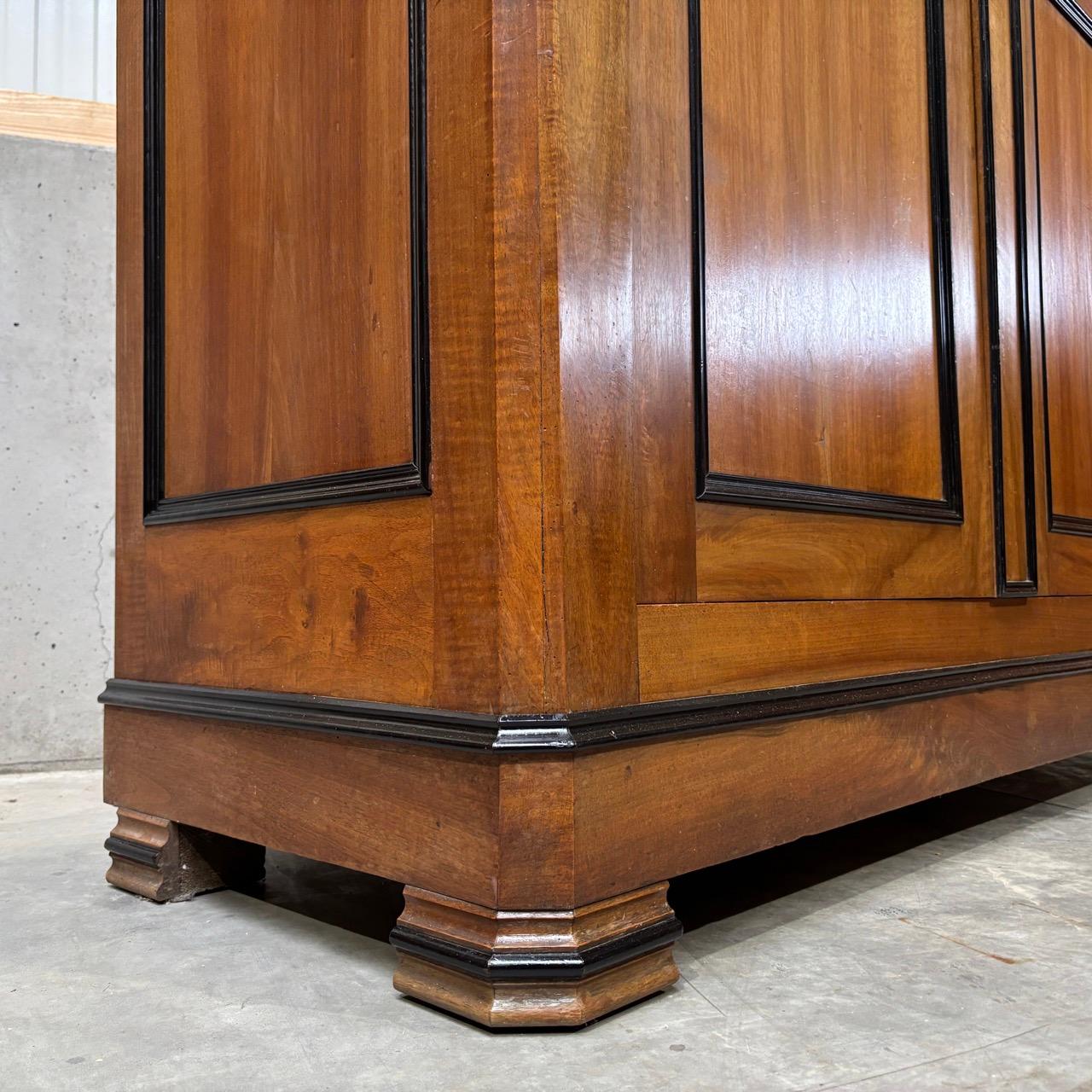 Antiker Kleiderschrank  Louis Philippe um 1860  Nussbaum siglo XIX en venta