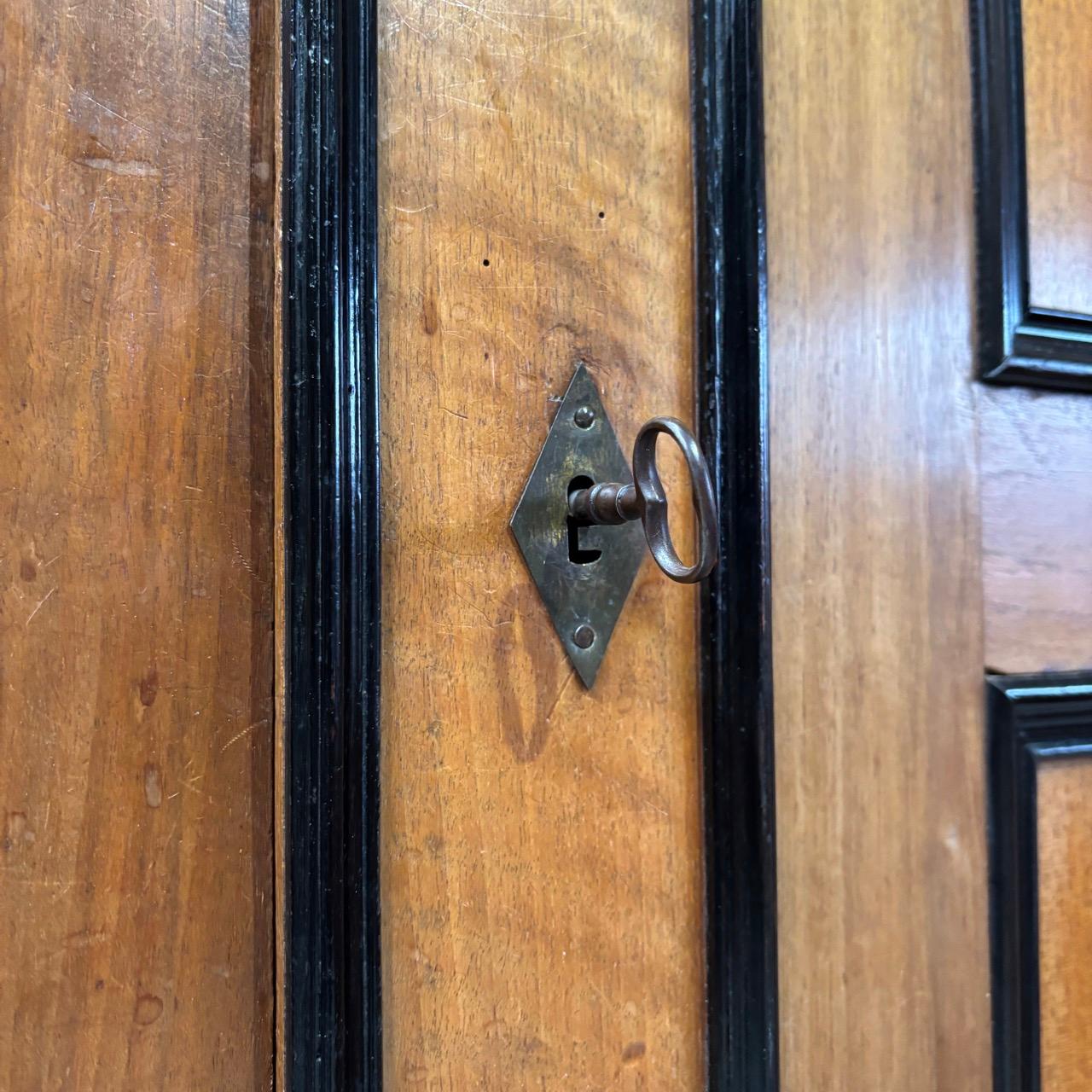 Antiker Kleiderschrank  Louis Philippe um 1860  Nussbaum Avellano en venta