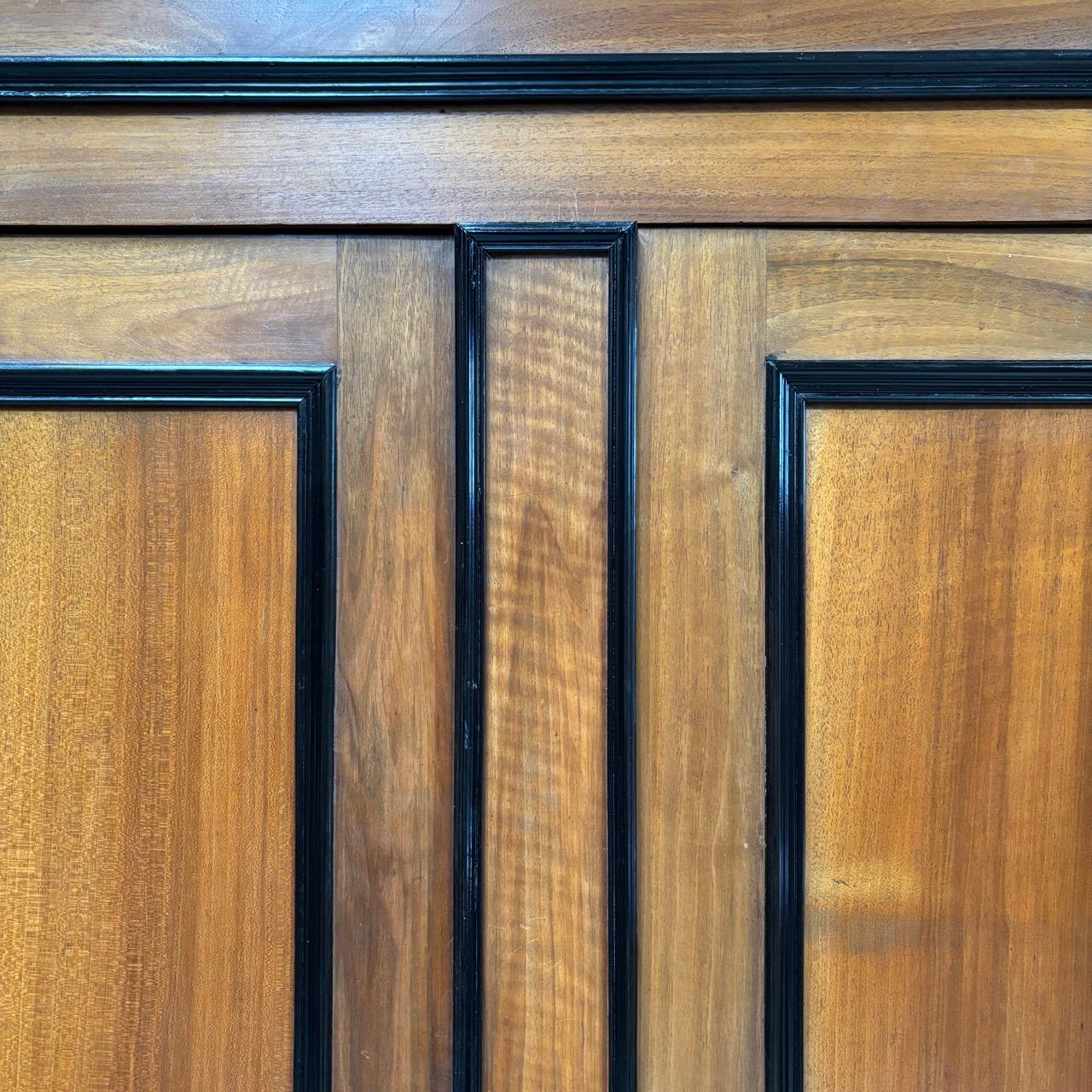 Antiker Kleiderschrank  Louis Philippe um 1860  Nussbaum en venta 1