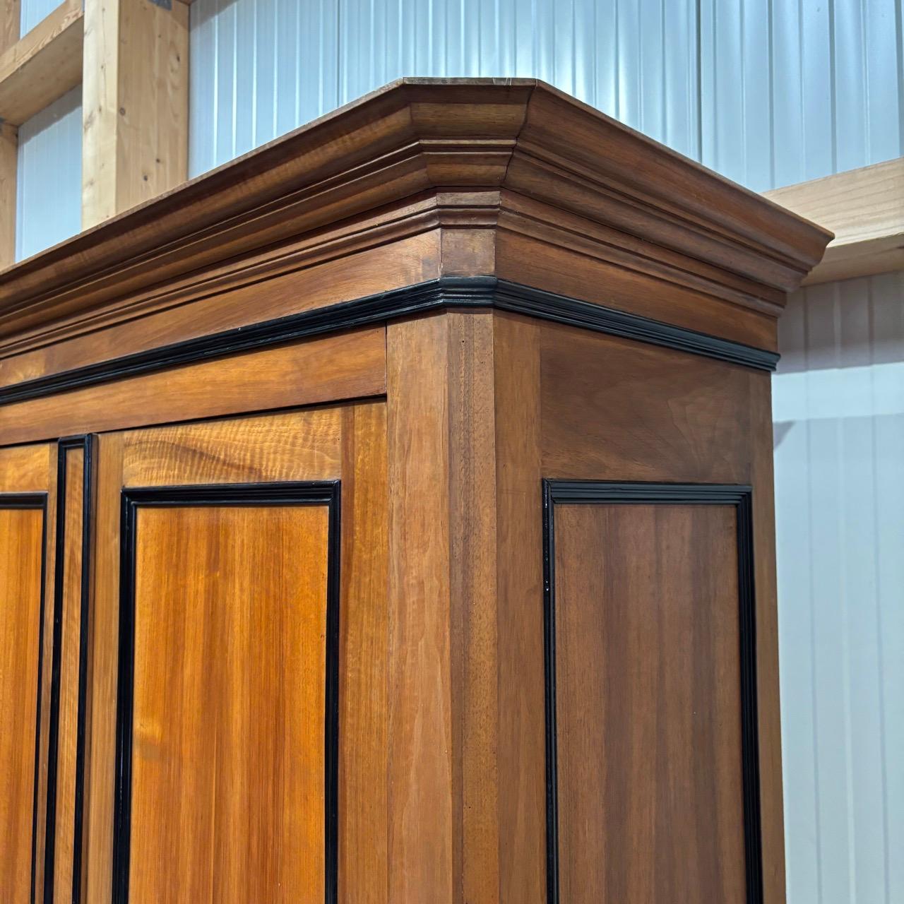 Antiker Kleiderschrank  Louis Philippe um 1860  Nussbaum en venta 2