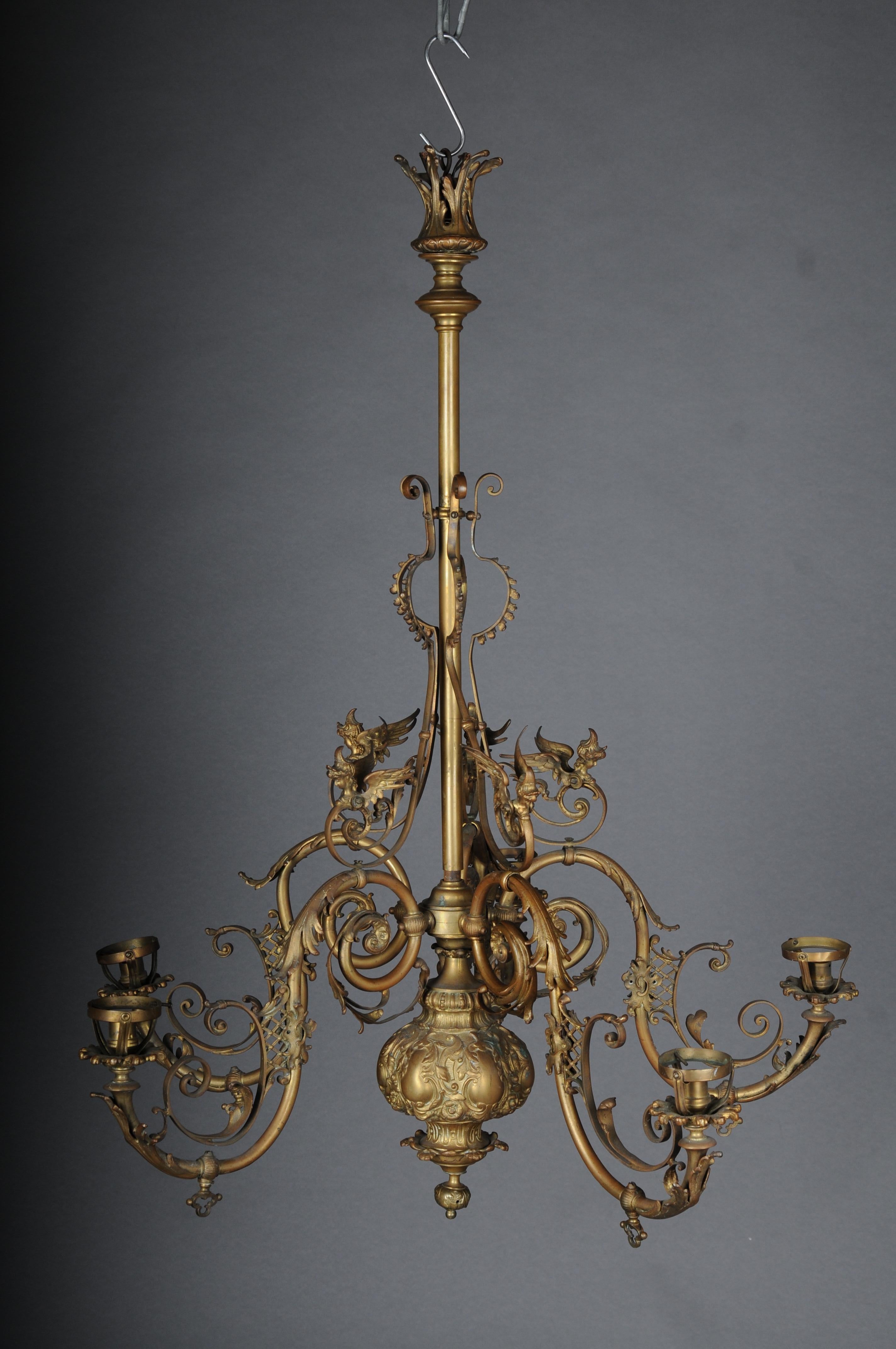 Antiker prächtiger Kronleuchter, Bronze, Gold um 1860.

Voluminöser Körper mit geschwungenen Lichtarmen. 4 leichte Arme.
