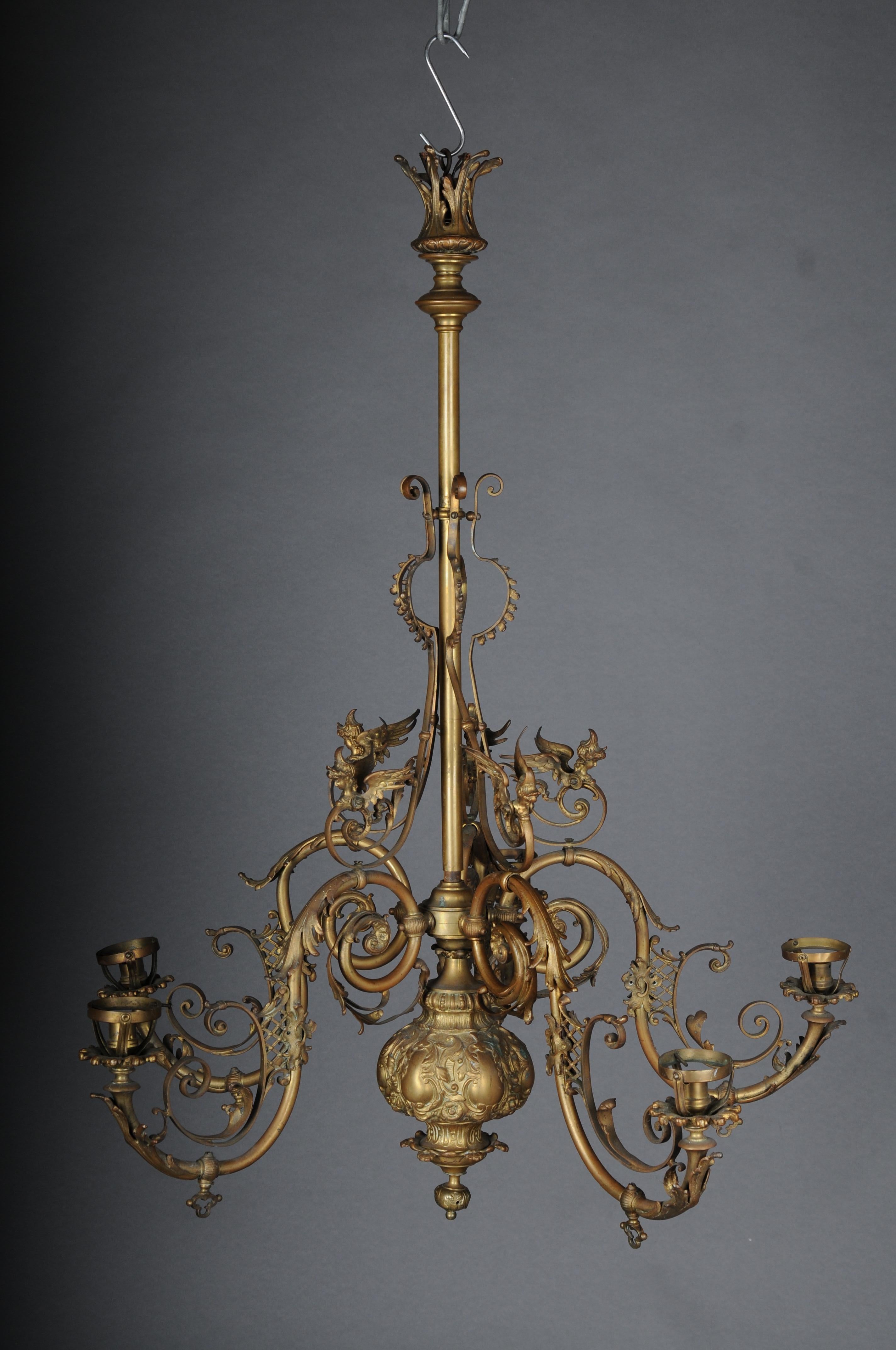 Antique magnifique lustre, bronze, or vers 1860.

Corps volumineux avec bras légers courbés. 4 bras légers.