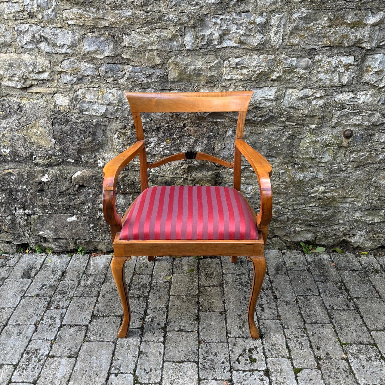✓ Diseño especial
✓ Bonitos adornos
✓ Con estilo y elegante

Dimensiones:
Anchura: 64 cm
Altura: 90 cm
Profundidad: 50 cm
Altura del asiento: 52 cm

Artículo Silla antigua
Nº de artículo: 1022
Origen: Biedermeier, hacia 1820
Material: Nogal, madera