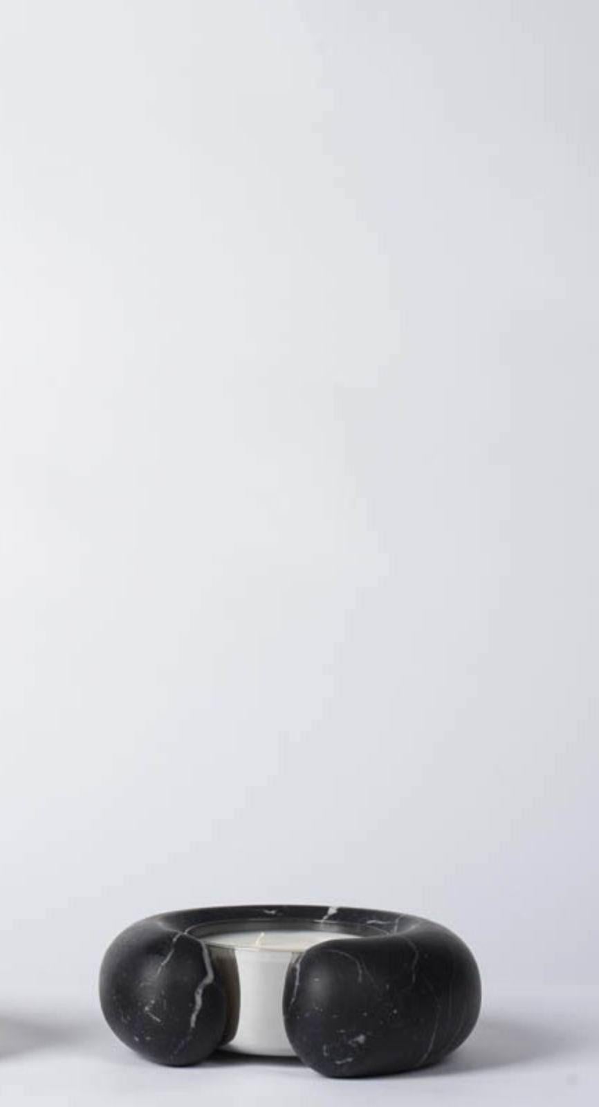 Antila-Kerzenhalter aus Marmor von Dan Yeffet
Abmessungen: Ø 18 x H 6 cm
MATERIALIEN: Marmor 


Geboren 1971 in Jerusalem, Israel. Studium des Industriedesigns an der Bezalel Academy: Schule für Kunst und Design in Jerusalem (1999-2001). Danach zog