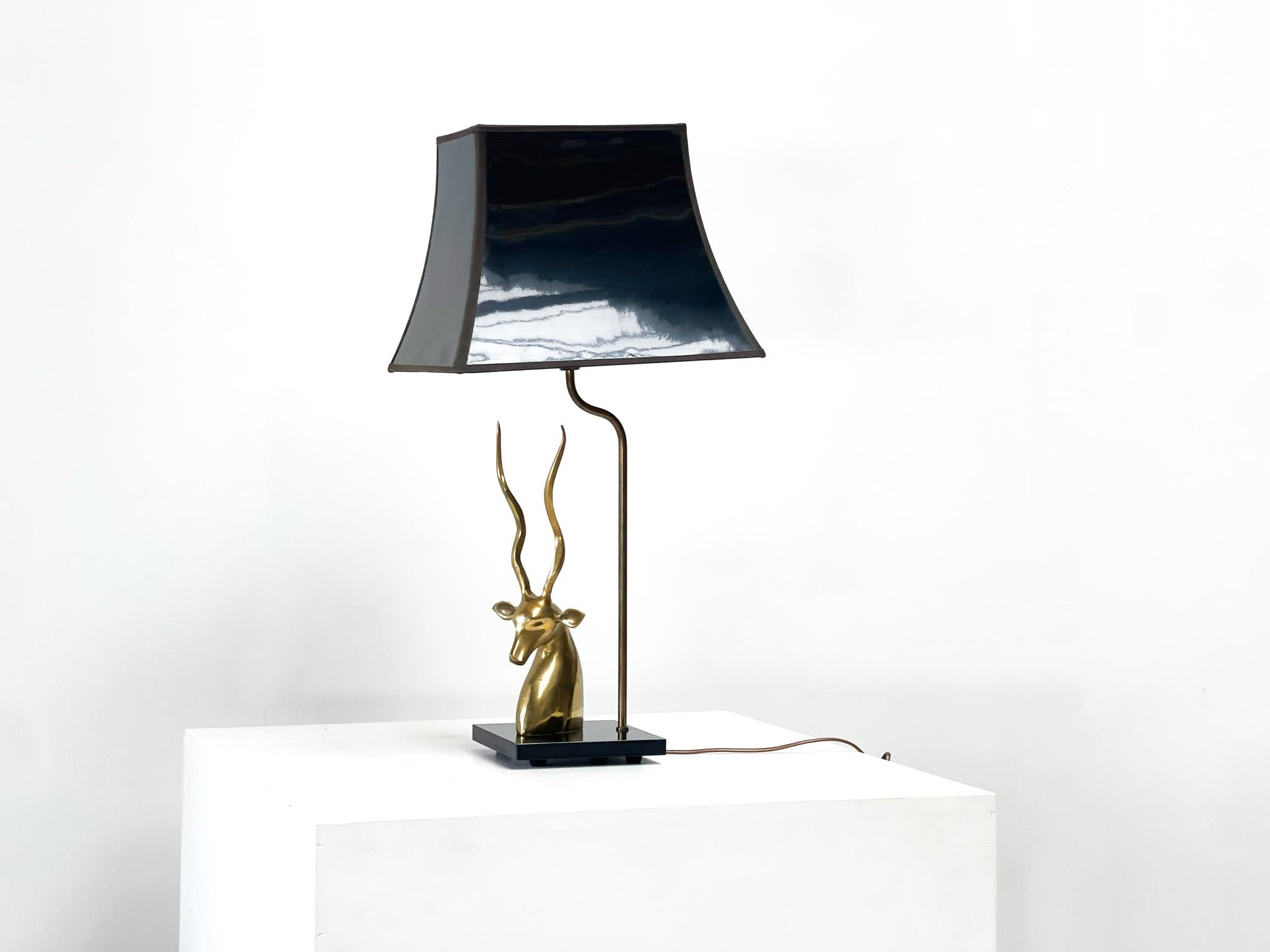 Antilope head table lamp in Brass France 1975
Very nice typical French lamp. The lamp was made in the 1950s by an unknown manufacturer. The elegant lamp has a brass deer head and a wooden base. The lampshade is black plastic. A typical example of