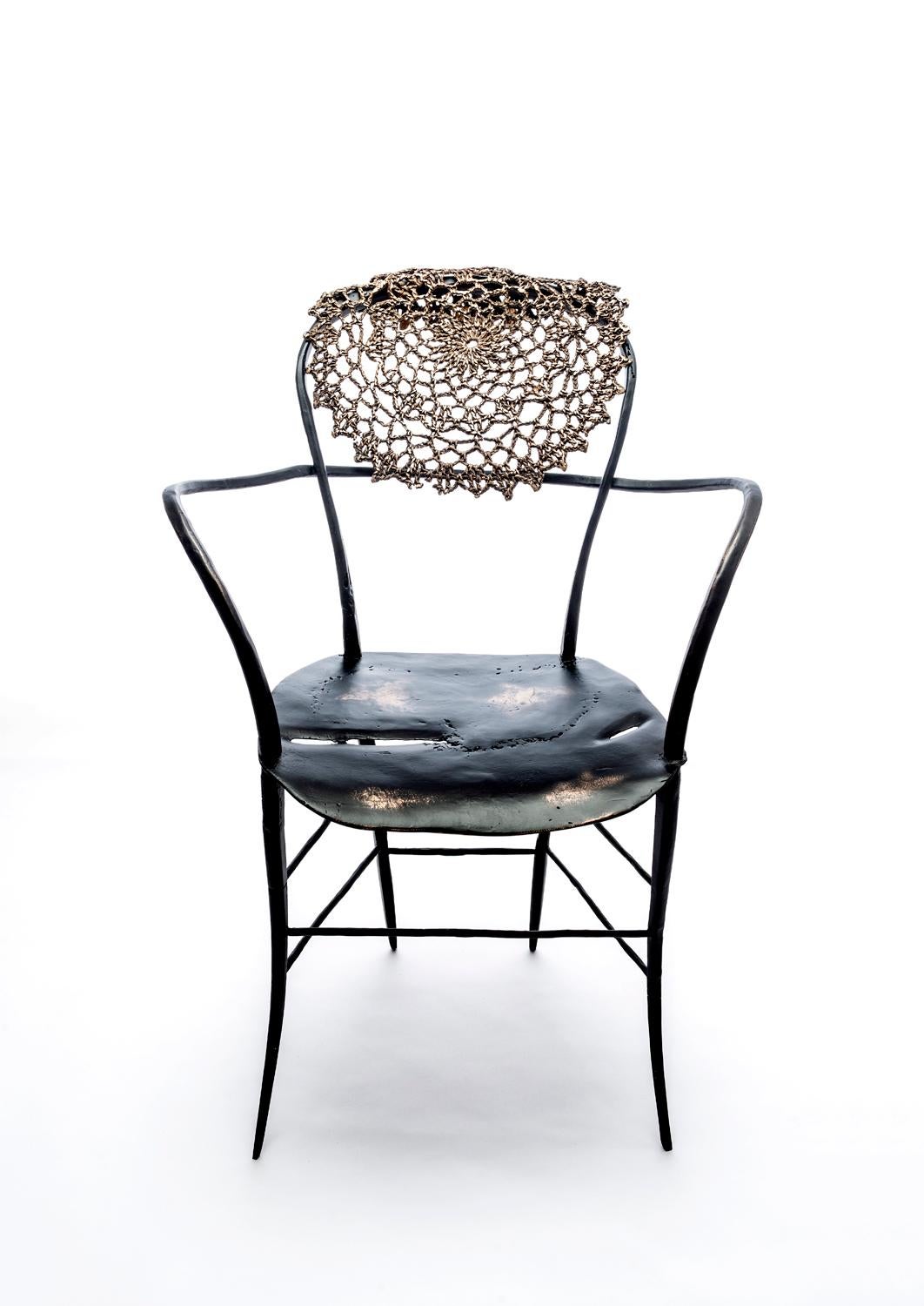 Antimacassar III Stuhl von Atelier Ruben van Megen
Abmessungen: B 60 x T 40 x H 80 cm
MATERIALIEN: Schwarz patinierte Bronze, Bronze hochglanzpoliert.

Ruben van Megen (1984) promoviert  von der Design Academy in Eindhoven im Jahr 2012, mit dem