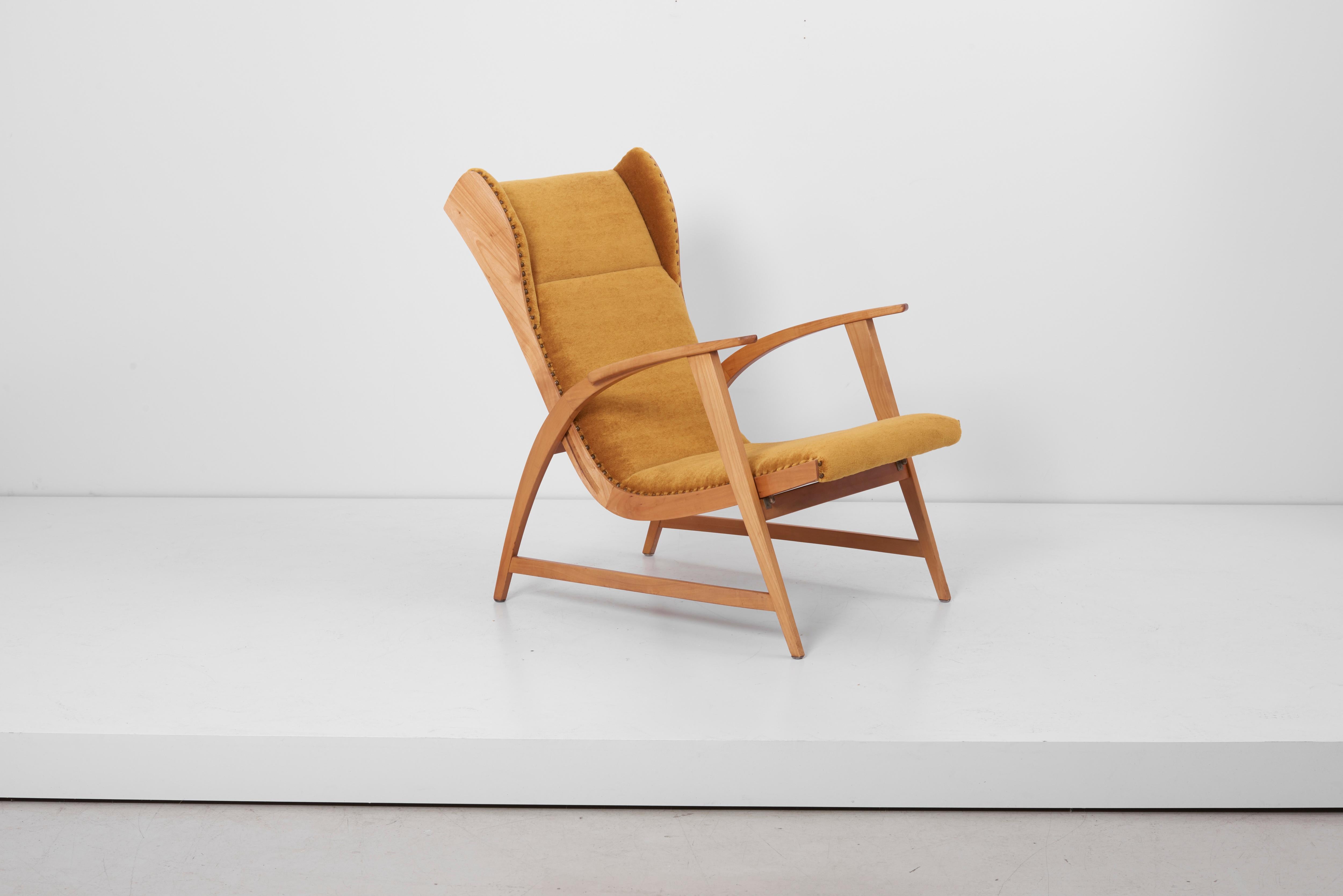 Lounge chair from the Knoll Antimott series. Manufactured in the 1950s by Wilhelm Knoll in Germany. Wooden base and professionally newly reupholstered in a high end amber mohair fabric by Kvadrat.
A matching rocking chair is also listed