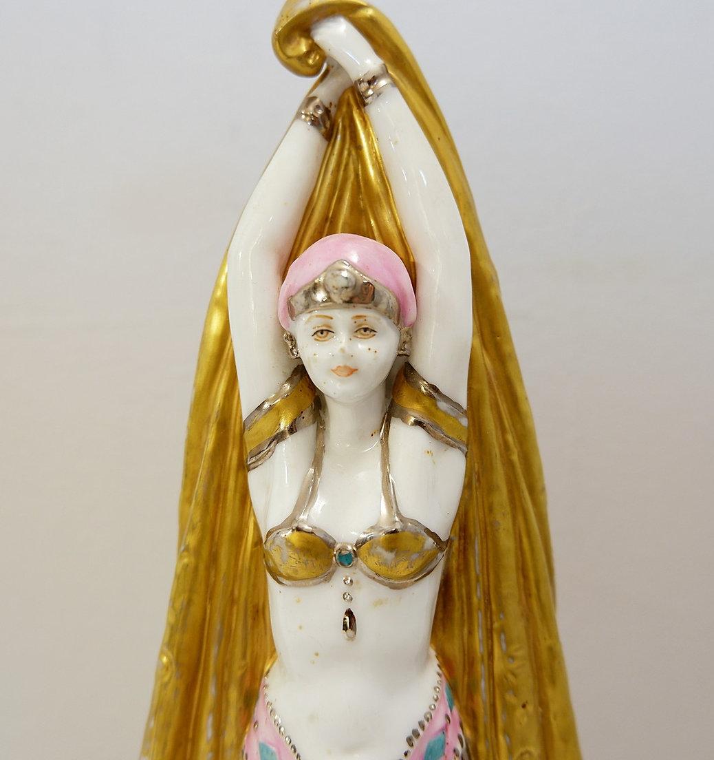 Statua in porcellana art déco Antinea
Statua in stile Art Deco nello spirito di Chiparus
Misure: 10,5cmx10,5cm H. 42cm
Materiale: Porcellana 
Usura coerente con l'età e l'uso: vedi foto 

