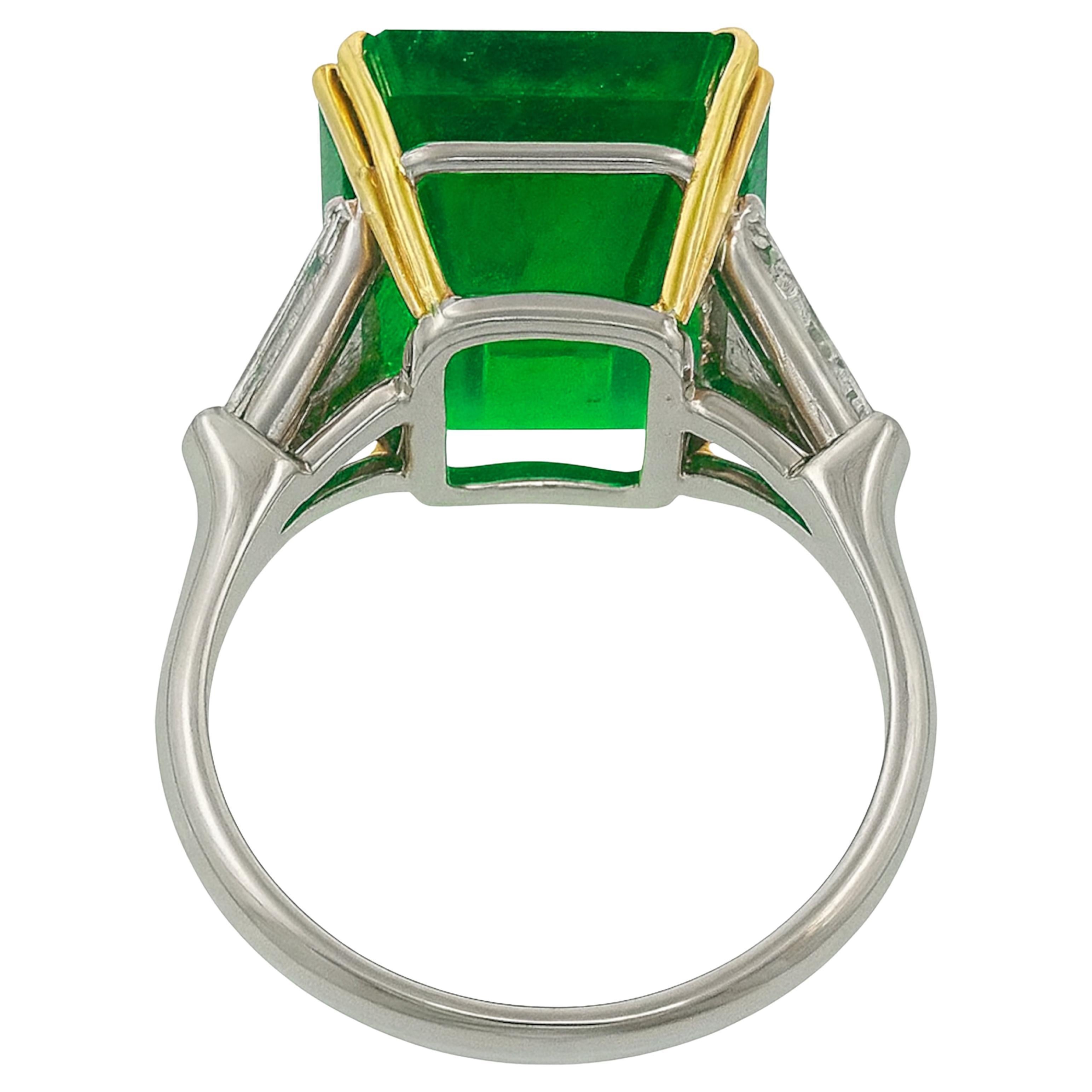Antinori di Sanpietro 20-Karat Kolumbianischer Smaragd & Diamant Dreisteiniger Platinring

Dieser atemberaubende Dreisteinring von Antinori di Sanpietro ist ein Meisterwerk zeitloser Eleganz. Er präsentiert einen lebhaften kolumbianischen Smaragd