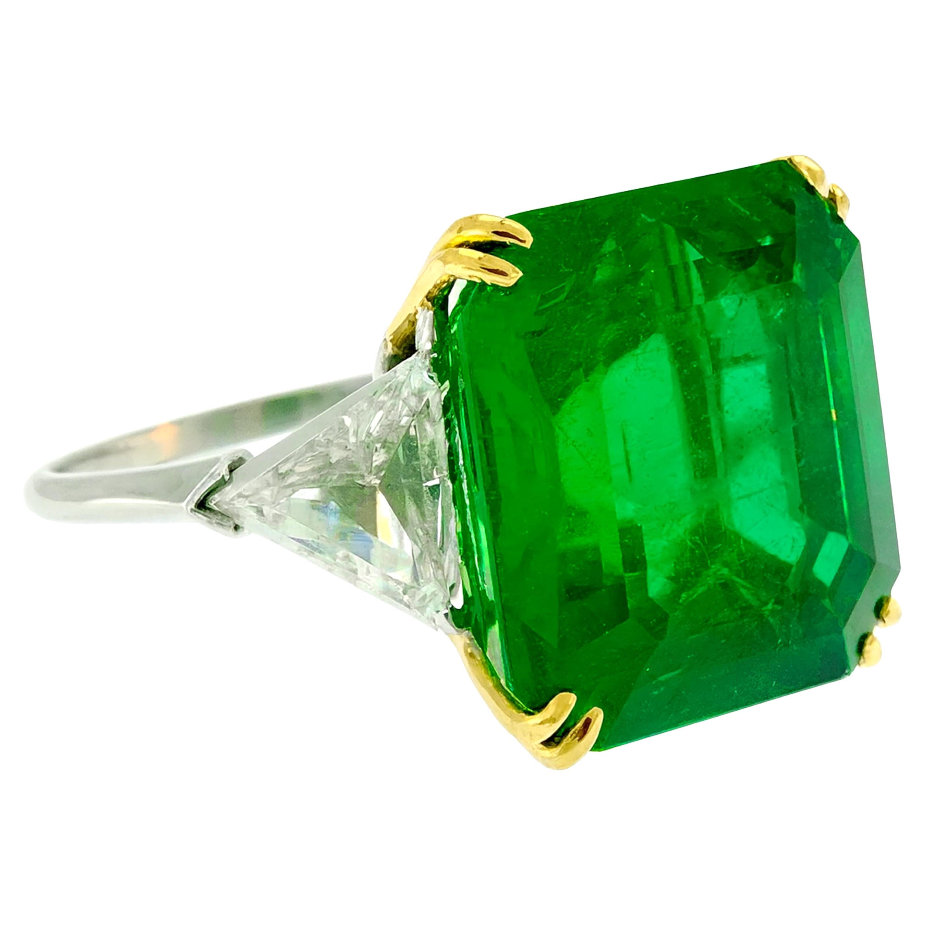 Antinori di Sanpietro 20-karätiger kolumbianischer Smaragd & Diamant Drei-Stein-Platin (Smaragdschliff) im Angebot