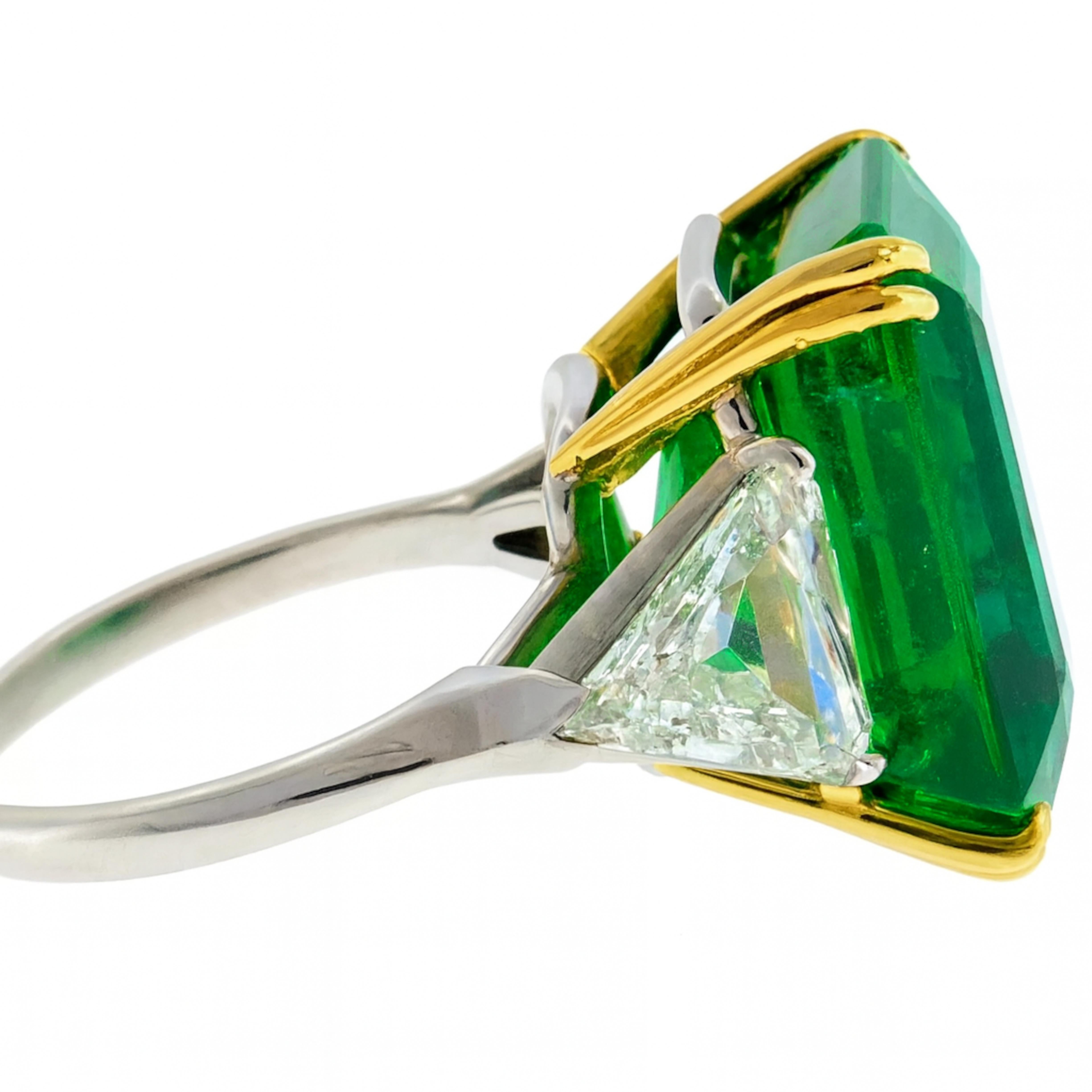 Antinori di Sanpietro 20-karätiger kolumbianischer Smaragd & Diamant Drei-Stein-Platin im Zustand „Gut“ im Angebot in Chicago, IL