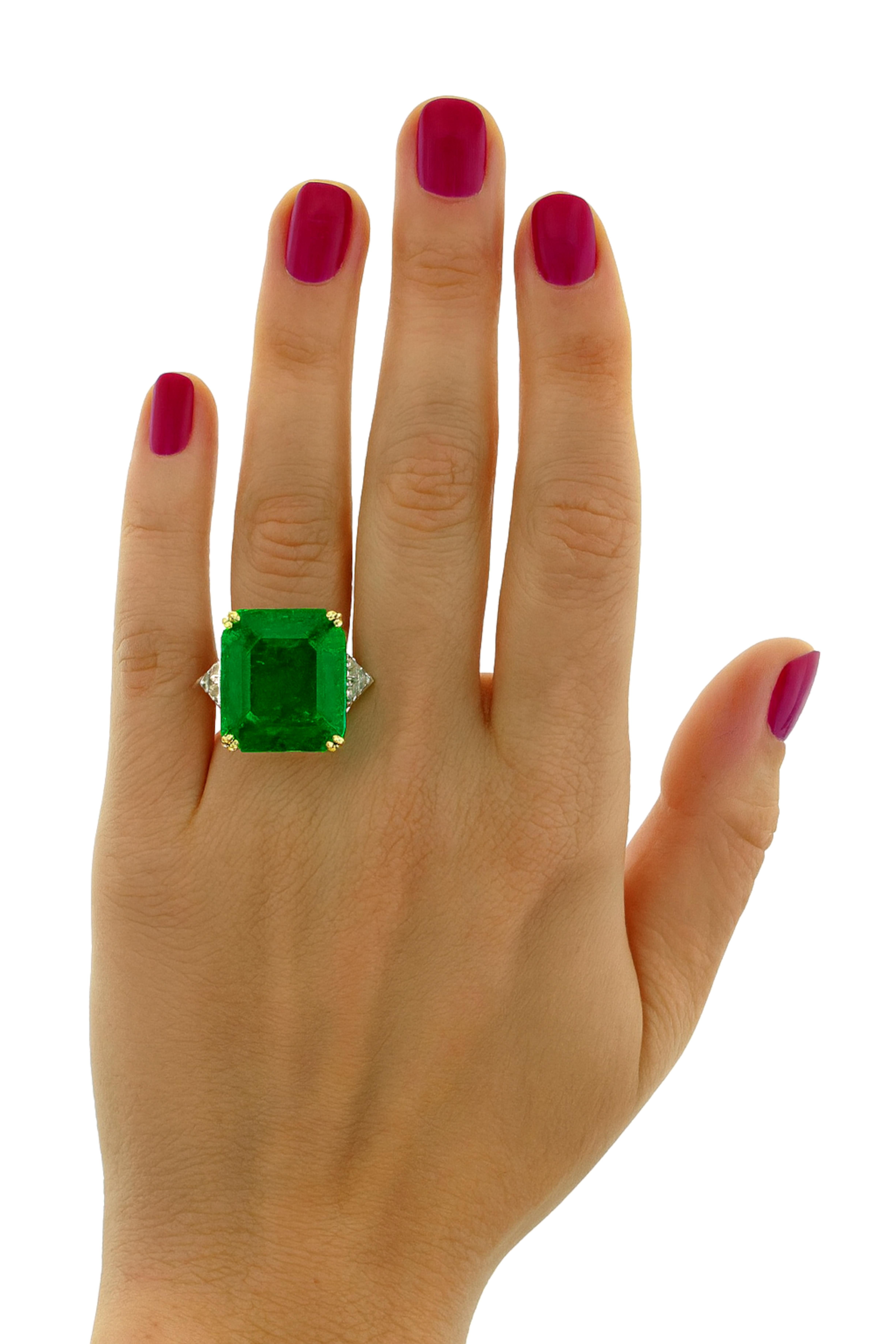 Antinori di Sanpietro 20-karätiger kolumbianischer Smaragd & Diamant Drei-Stein-Platin im Angebot 1