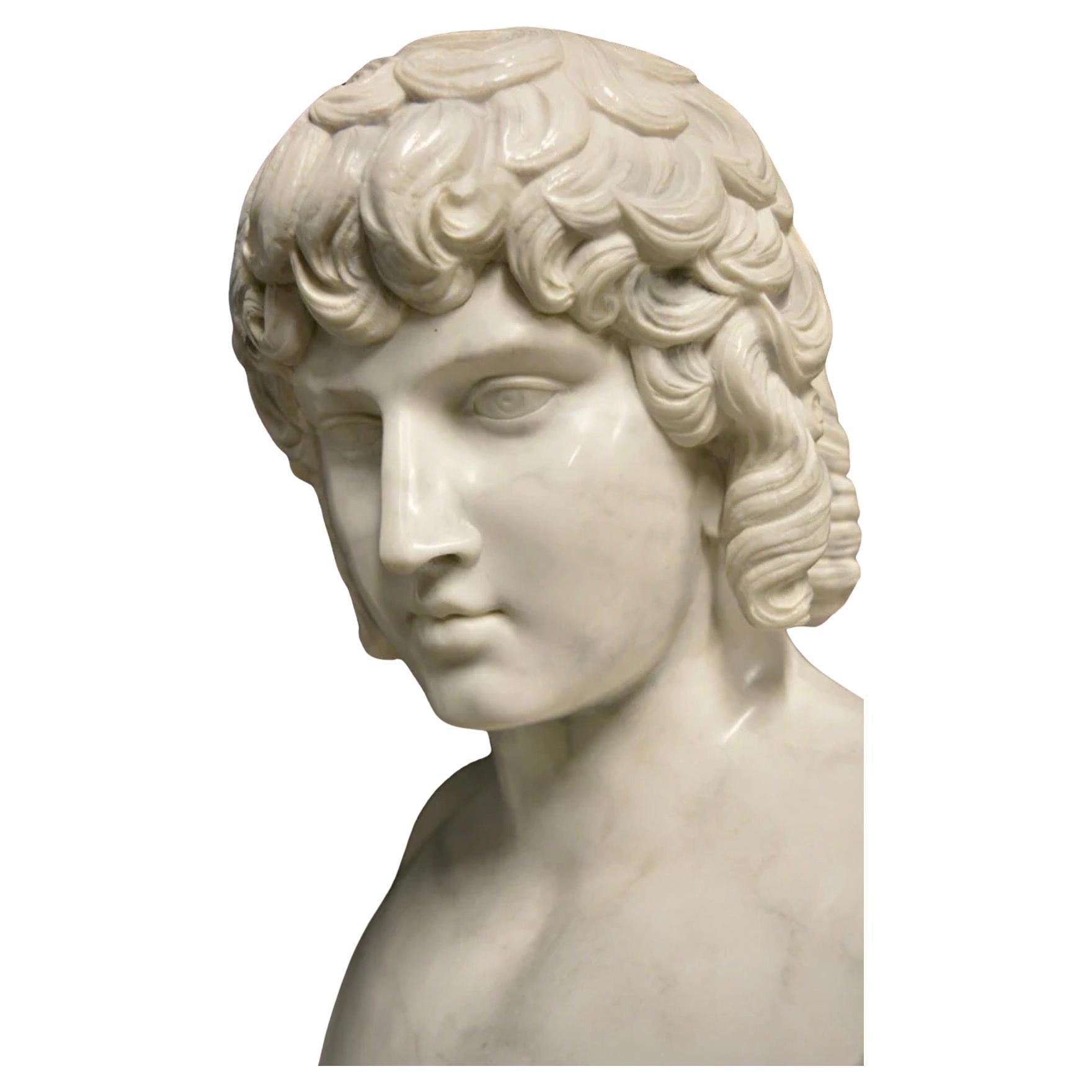 Die **Antinoos**-Statue, die oft im Zusammenhang mit ihrer fein gearbeiteten Marmordarstellung genannt wird, ist ein bemerkenswertes Kunstwerk, das den griechischen Knaben Antinoos darstellt, der ein Liebling des römischen Kaisers Hadrian war. Diese