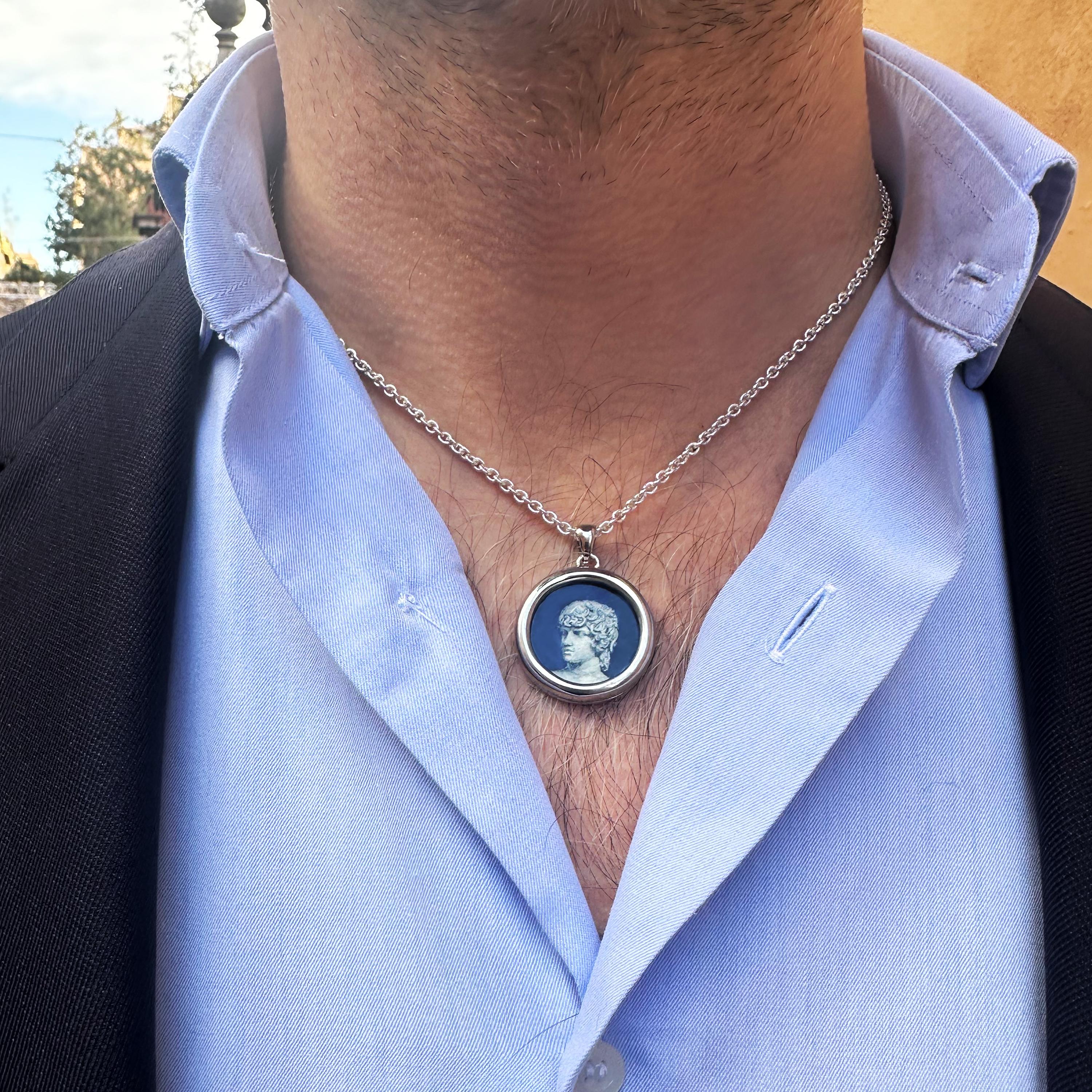 Taglio rotondo Ciondolo in argento 925 dipinto a mano su Lapislazzuli in vendita