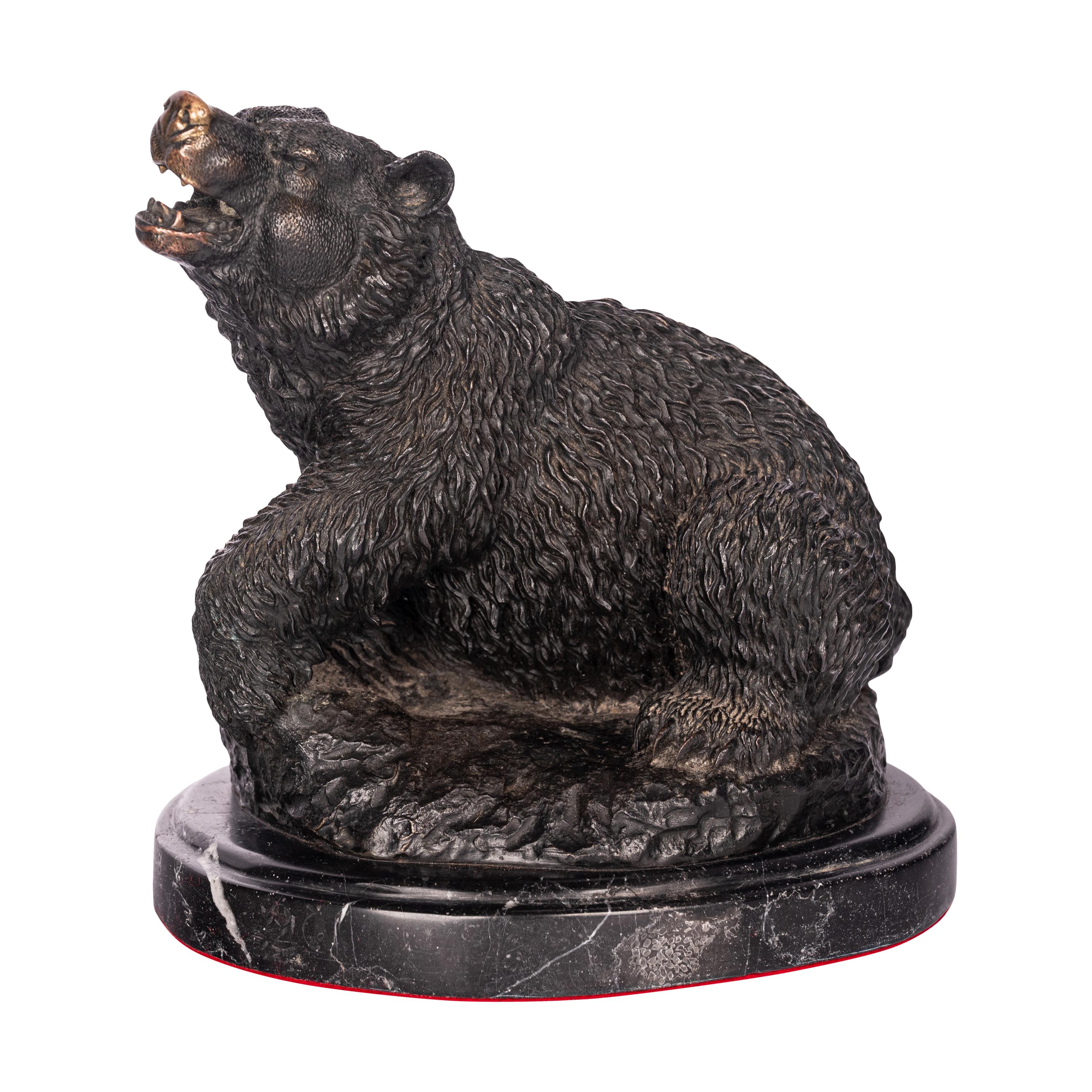 Eine gute antike Bronzeskulptur eines Braunbären von dem berühmten französischen Animalier-Bildhauer Antoine-Louis Barye, um 1870.
Die Bronze zeigt einen Braunbären in dynamischer Pose, mit aufgerichtetem Kopf und klaffendem Kiefer, eine Pfote