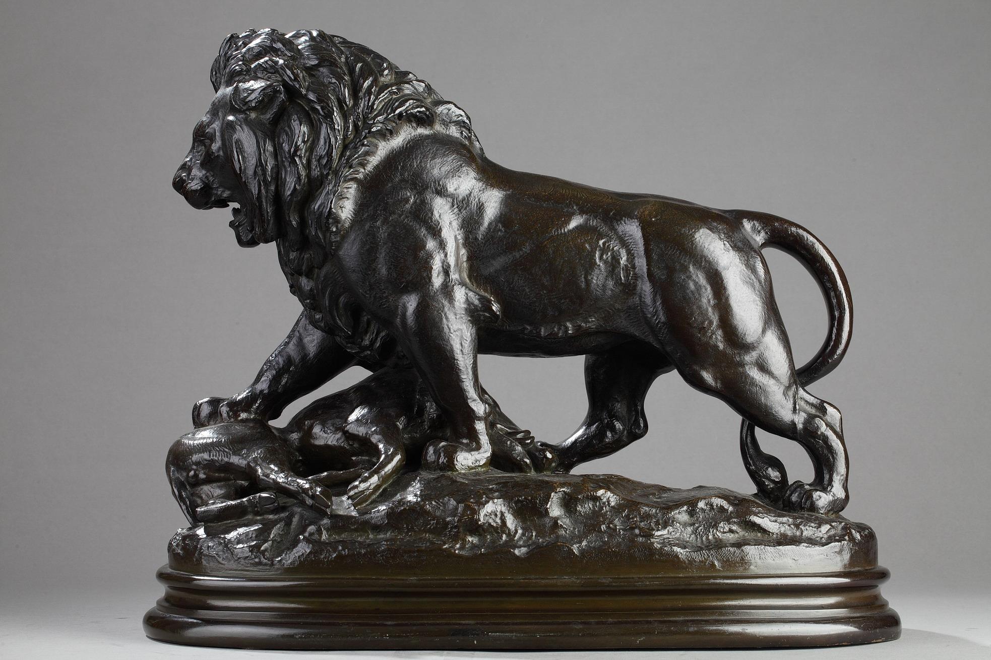 Un lion frappe un sanglier - Sculpture de Antoine-Louis Barye