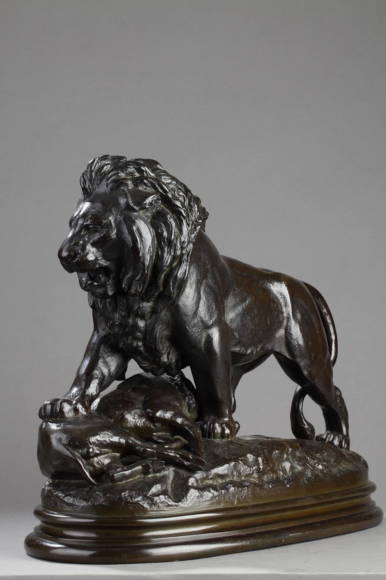 Un lion frappe un sanglier - École française Sculpture par Antoine-Louis Barye