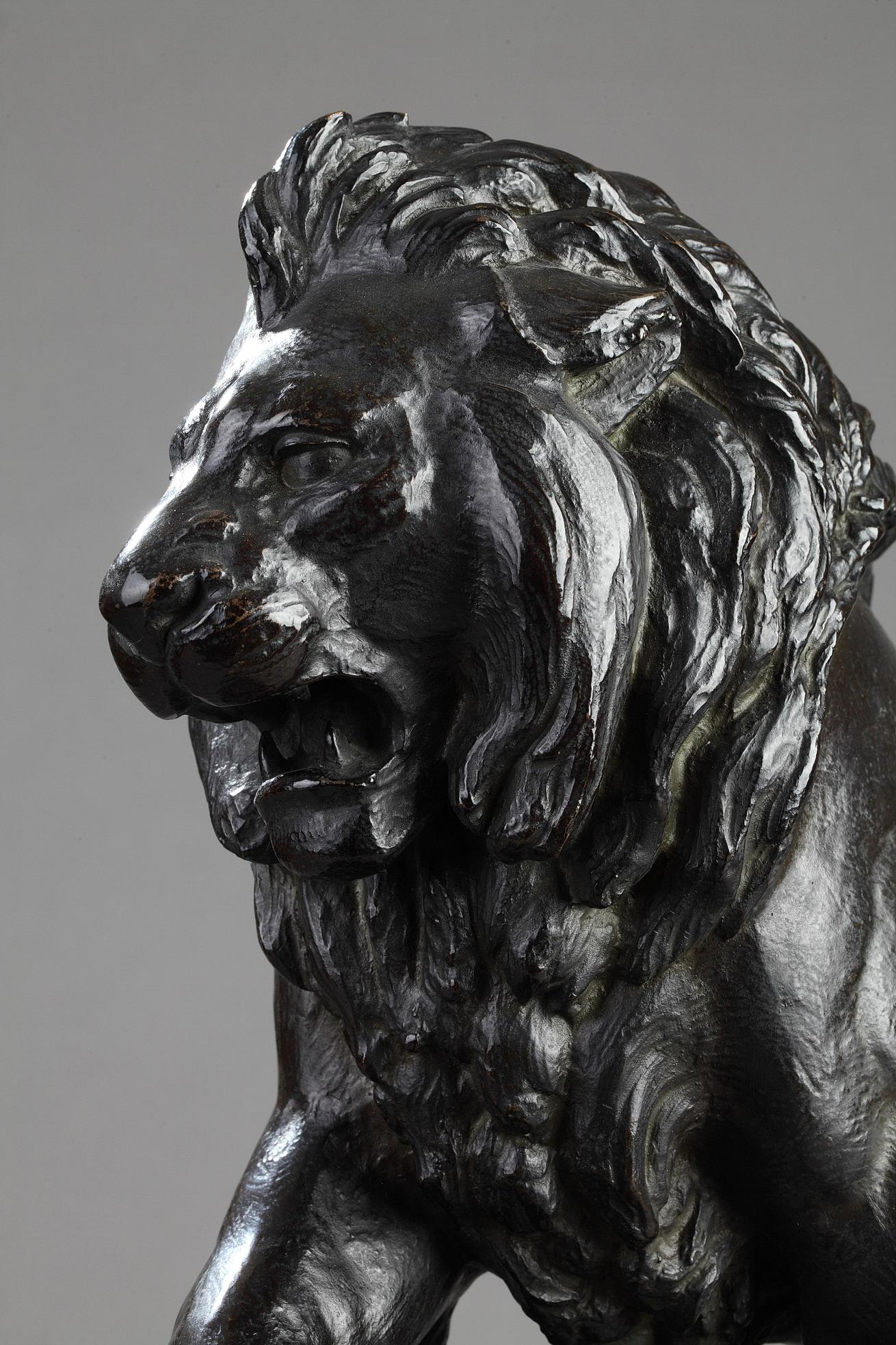 Un lion frappe un sanglier - Or Figurative Sculpture par Antoine-Louis Barye