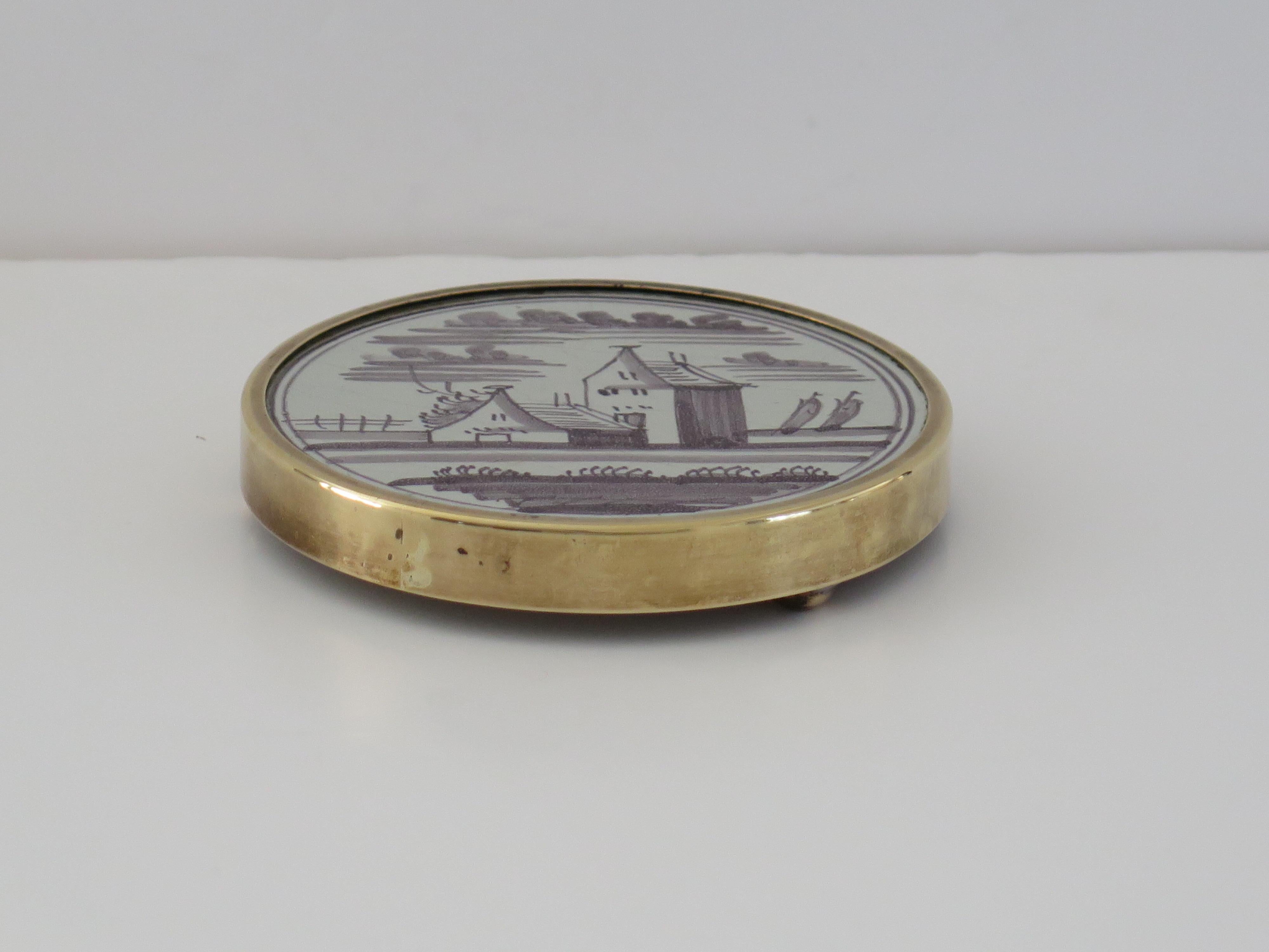 Antiker Manganfliesenständer aus Delft (18. Jh.) in Messingrahmen mit Stollenfüßen, um 1760 (Niederländisch Kolonial) im Angebot