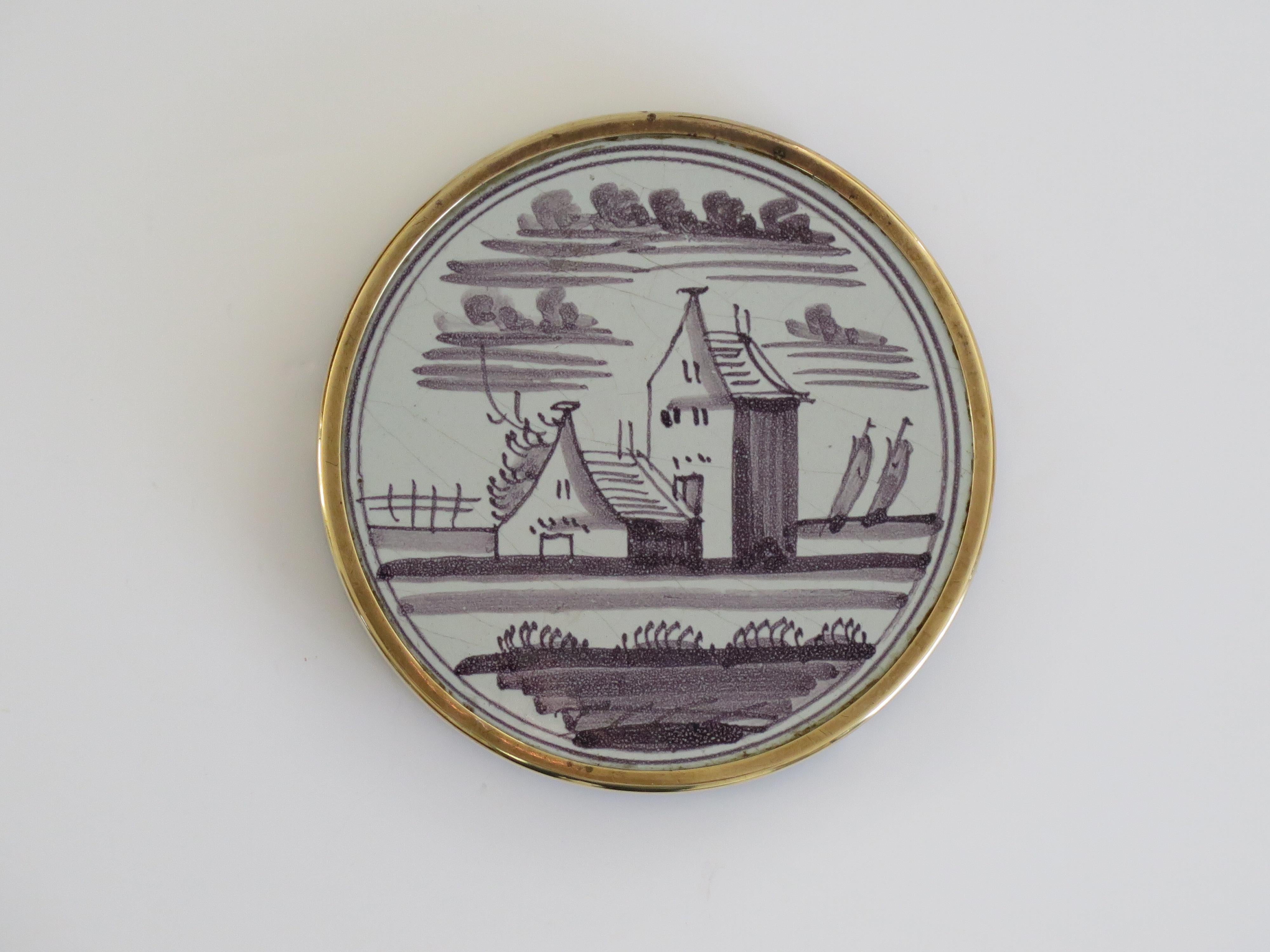 Antiker Manganfliesenständer aus Delft (18. Jh.) in Messingrahmen mit Stollenfüßen, um 1760 (Niederländisch) im Angebot