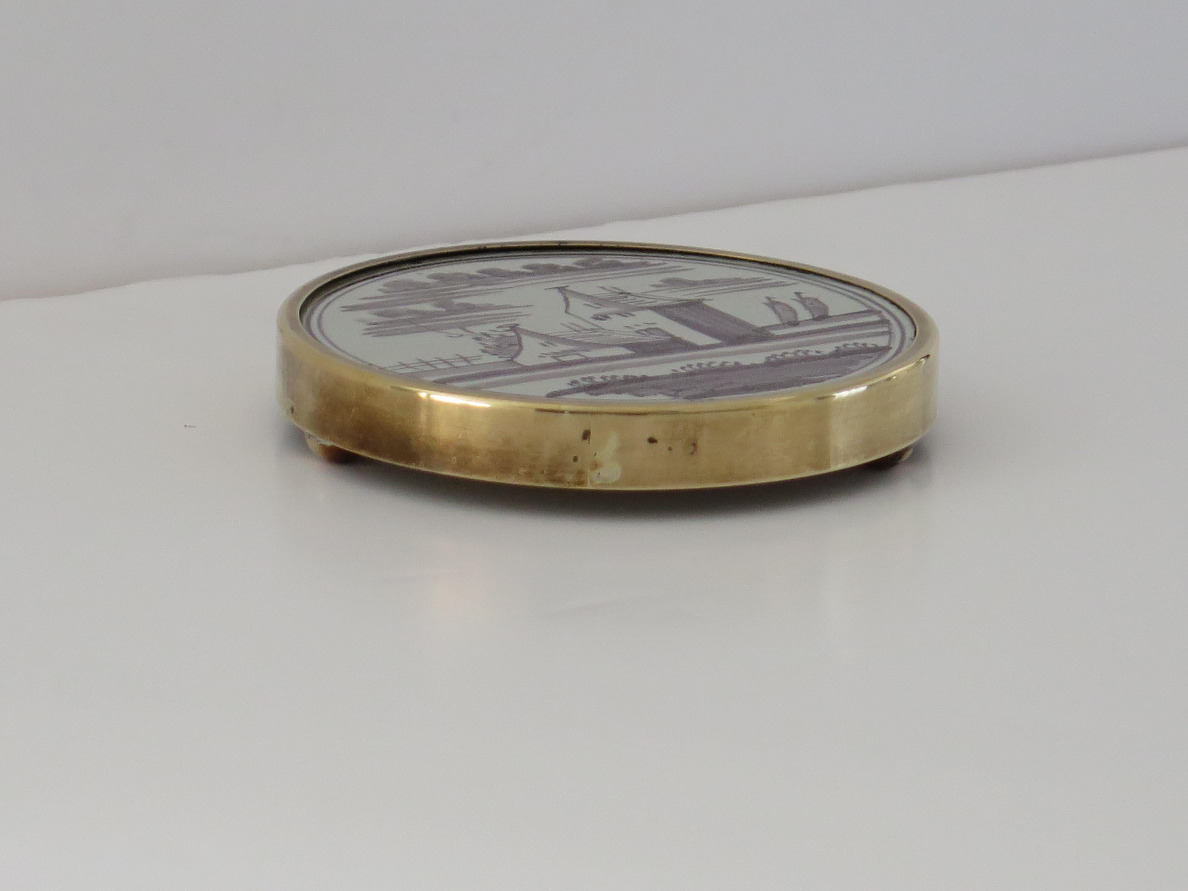 Antiker Manganfliesenständer aus Delft (18. Jh.) in Messingrahmen mit Stollenfüßen, um 1760 im Zustand „Gut“ im Angebot in Lincoln, Lincolnshire
