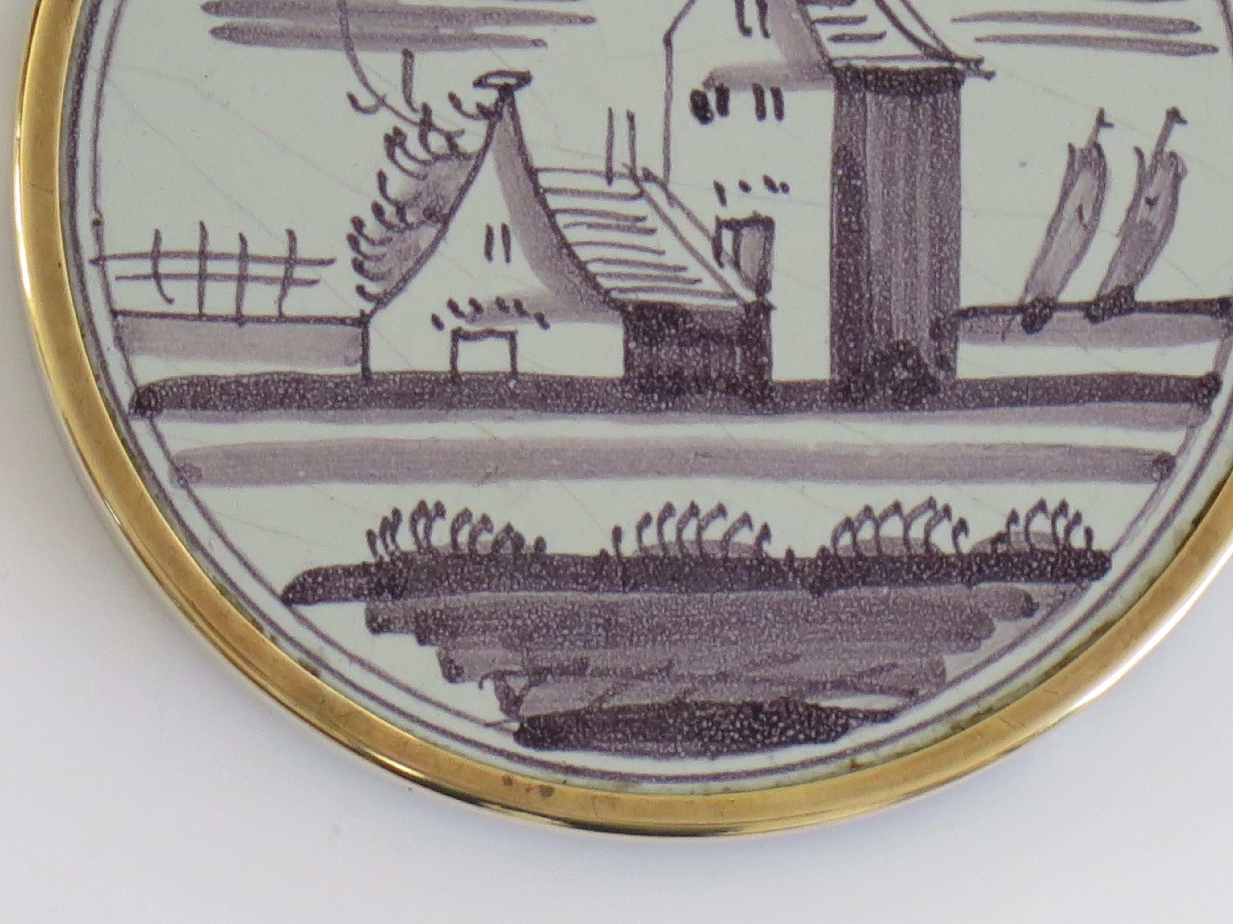 Antiker Manganfliesenständer aus Delft (18. Jh.) in Messingrahmen mit Stollenfüßen, um 1760 (Tonware) im Angebot