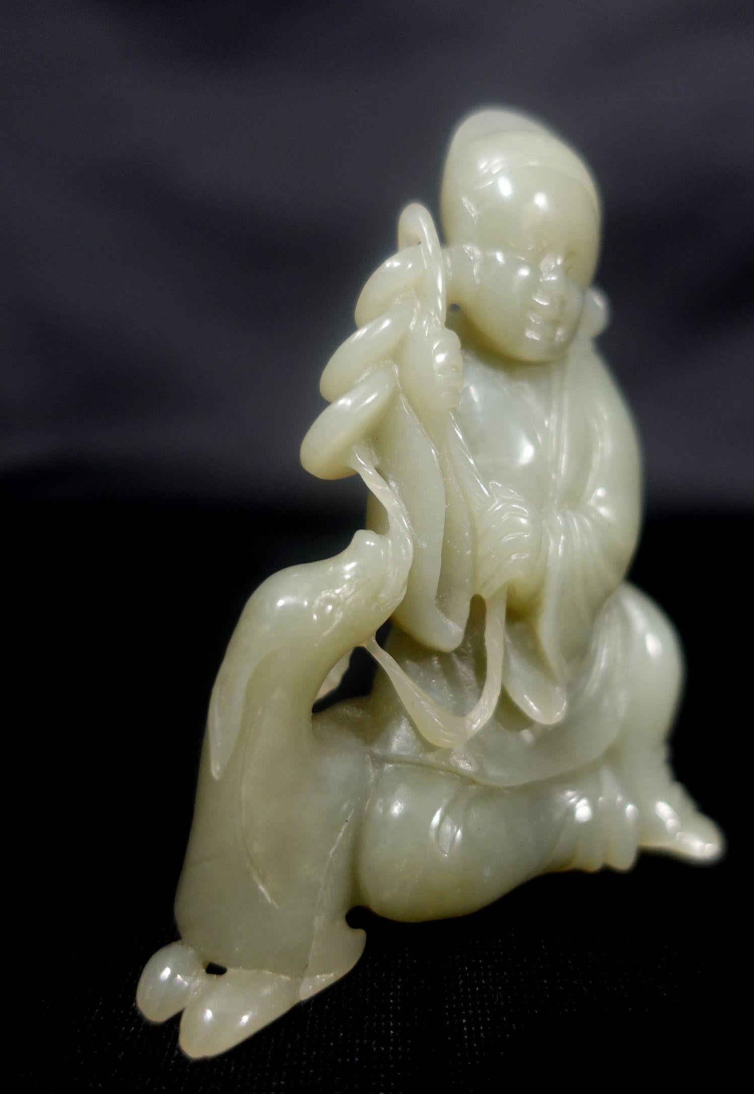 Antike Chinesische geschnitzte Hetain-Figur aus hellgrauer/grüner Jade von Liu Hai, sitzend mit einer Geldkette über der Schulter und einem Hund zu seinen Füßen, 19.

-Abmessungen und Dichte.

Breite: 3