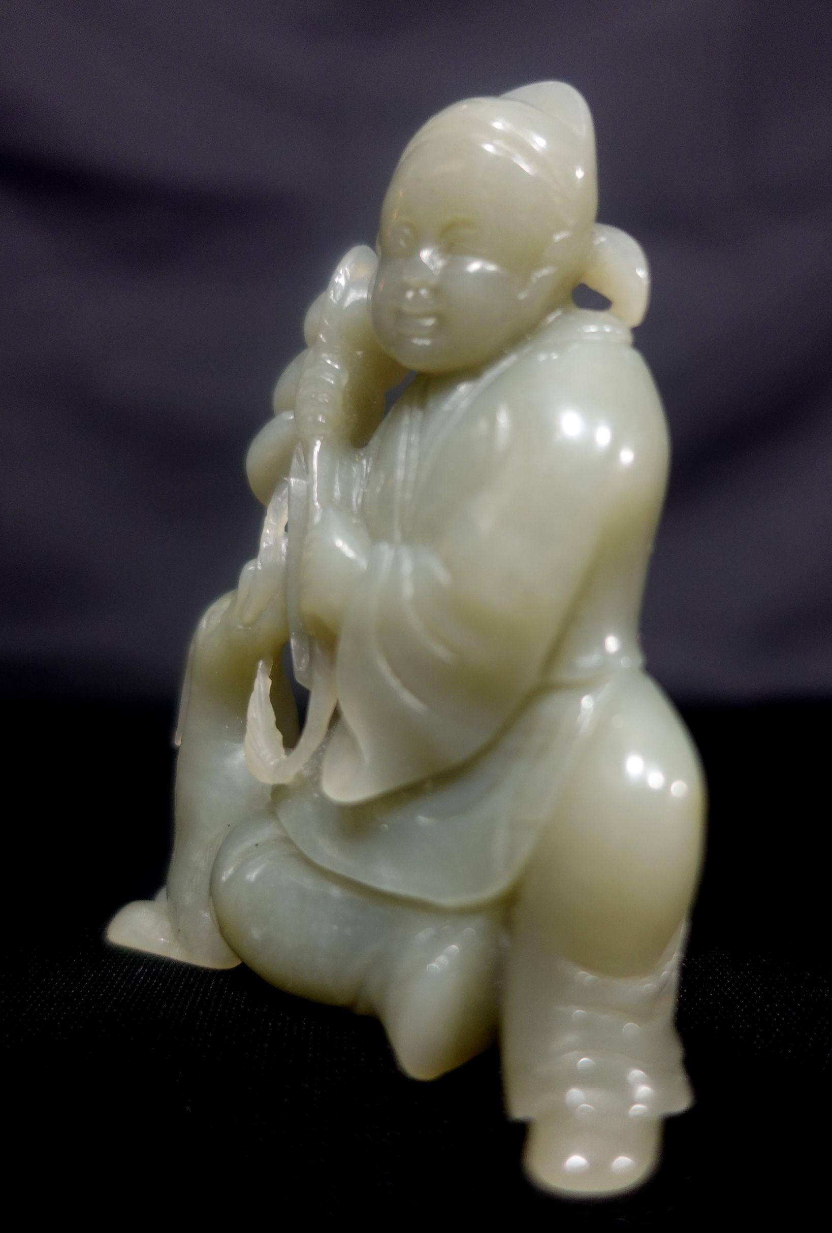 Antike chinesische geschnitzte Hetain-Figur aus hellgrauer/grüner Jade-Jade, Liu Hai, 19. Jahrhundert (Handgeschnitzt) im Angebot