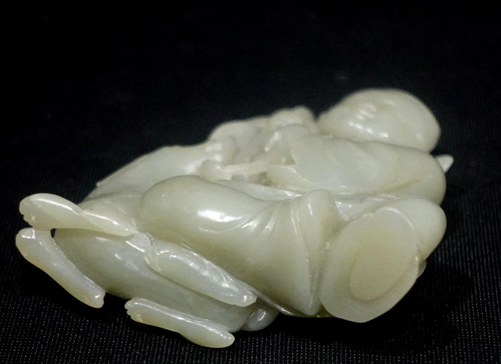 Antike chinesische geschnitzte Hetain-Figur aus hellgrauer/grüner Jade-Jade, Liu Hai, 19. Jahrhundert im Zustand „Hervorragend“ im Angebot in Norton, MA