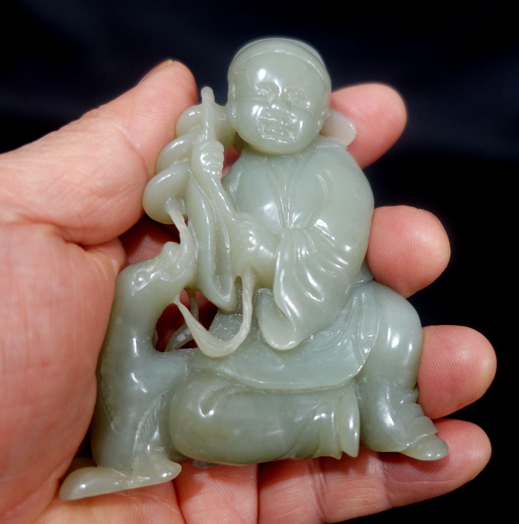 Antike chinesische geschnitzte Hetain-Figur aus hellgrauer/grüner Jade-Jade, Liu Hai, 19. Jahrhundert im Angebot 1