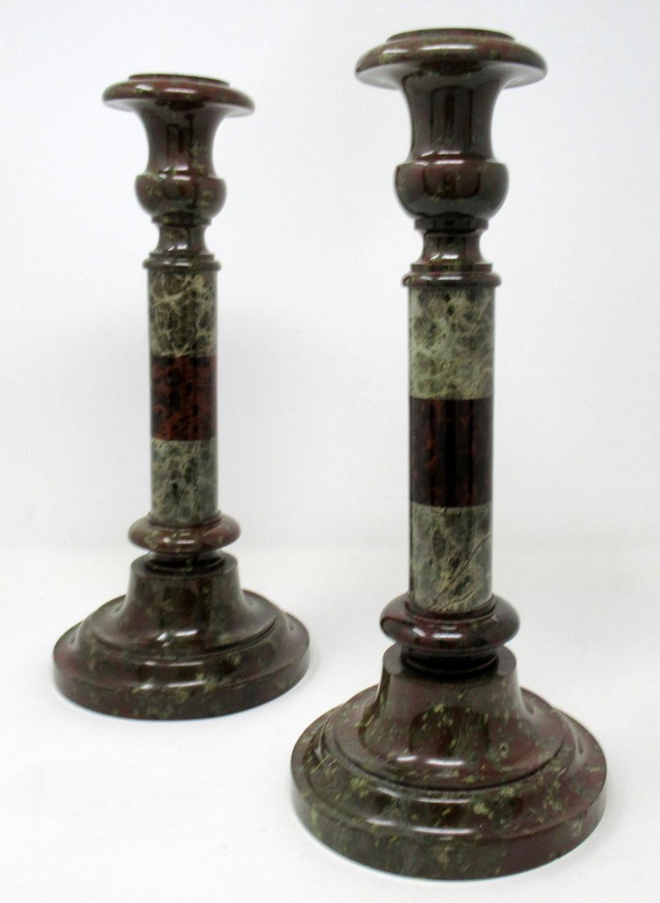 Splendida coppia di candelieri da tavolo o da scrivania a luce singola in marmo serpentino della Cornovaglia, di qualità e condizioni eccezionali, metà del XIX secolo.

Ogni supporto centrale circolare è caratterizzato da bande di colore verde