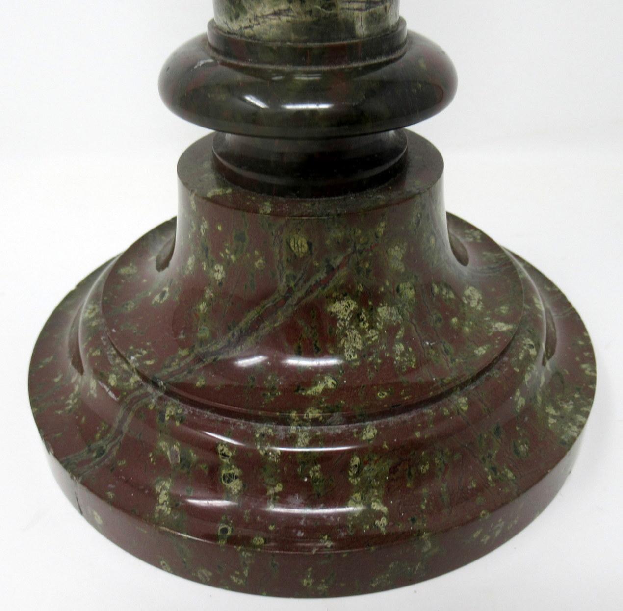 XIX secolo Coppia di candelieri inglesi in marmo serpentino della Cornovaglia atib John Murphy 1850 in vendita