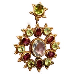 Antiguo Colgante de Piedras Semipreciosas con Broche engastado en Oro de 18k, ca 1940