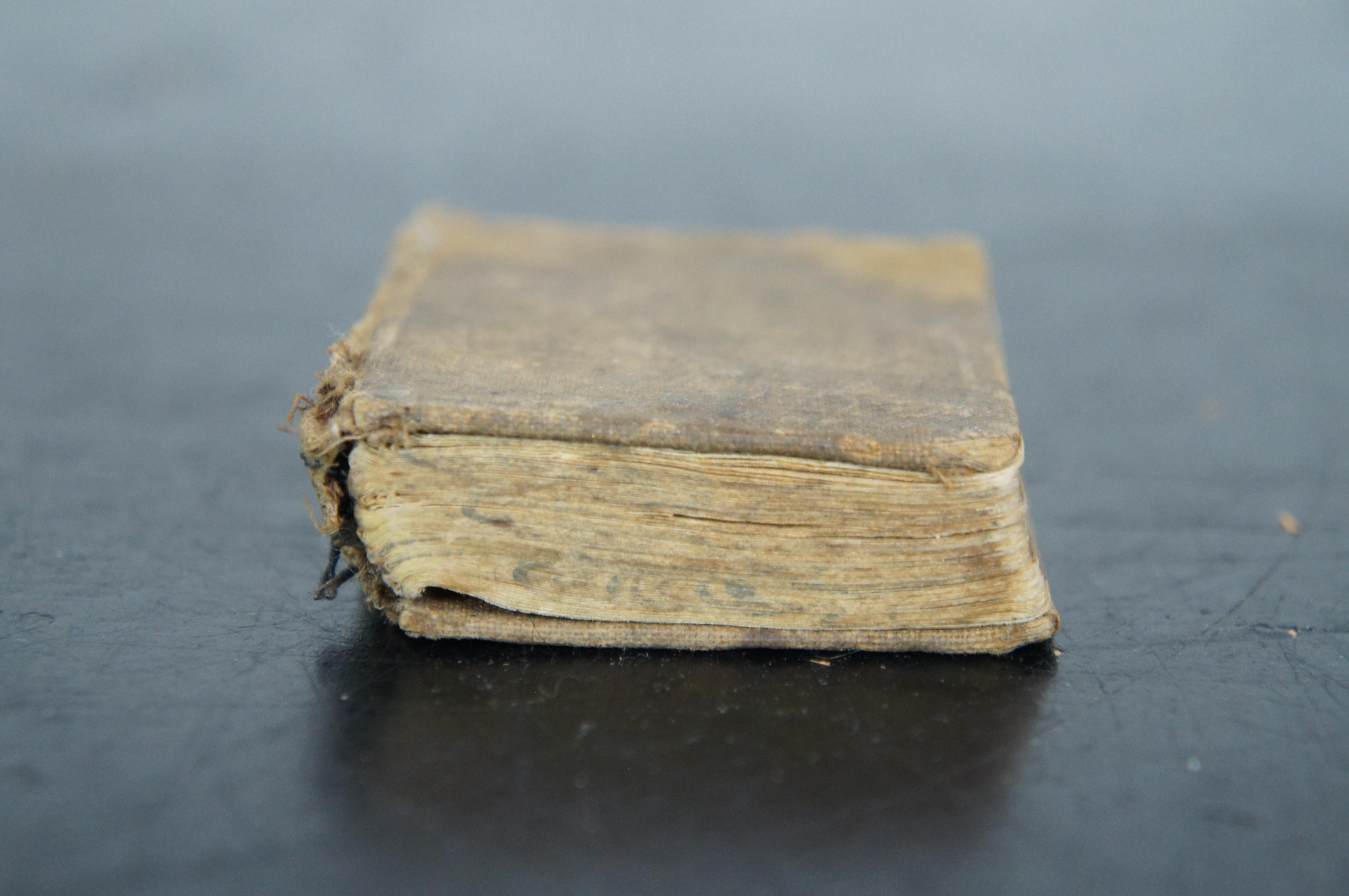 Antiquarian Early 19th Century Bible History Miniature Book Cloth Cover In Good Condition In Dayton, OH