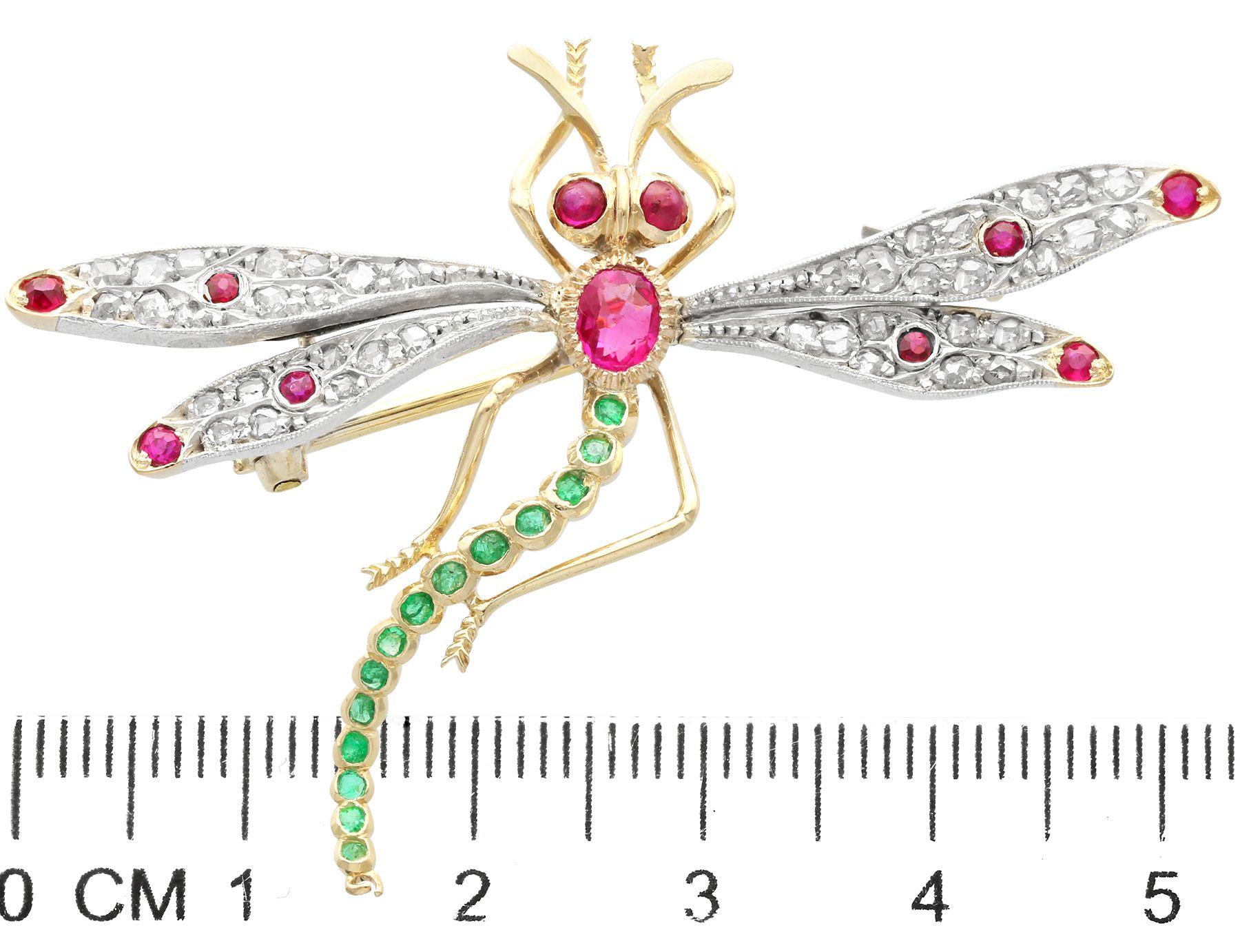 Broche libellule ancienne en or jaune avec rubis, émeraudes et diamants en vente 2