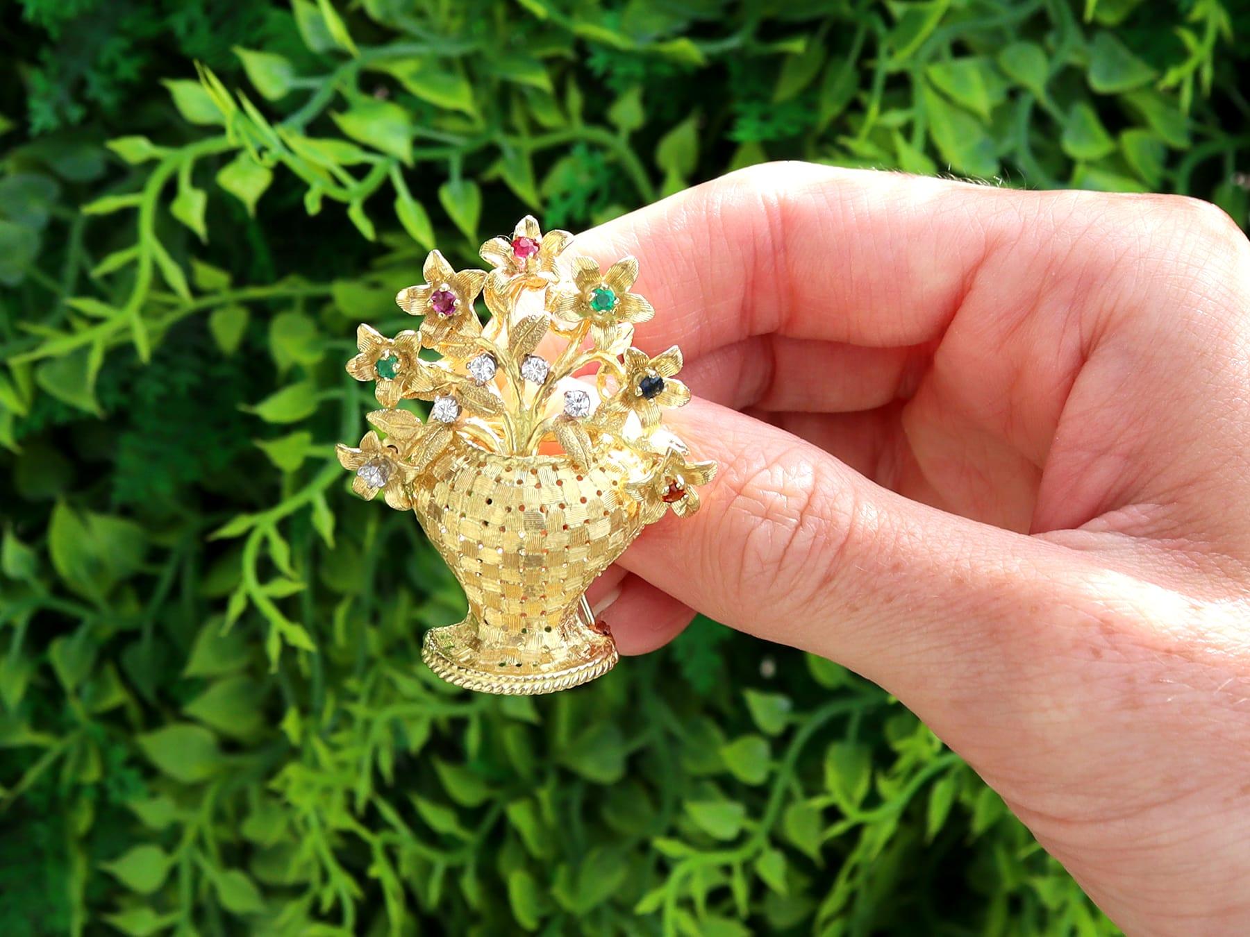 Una splendida, raffinata e imponente spilla a fiore antica da 0,15 carati con pietre multiple e diamanti da 0,12 carati, incastonata in oro giallo e oro bianco da 18 carati; fa parte della nostra variegata collezione di spille floreali