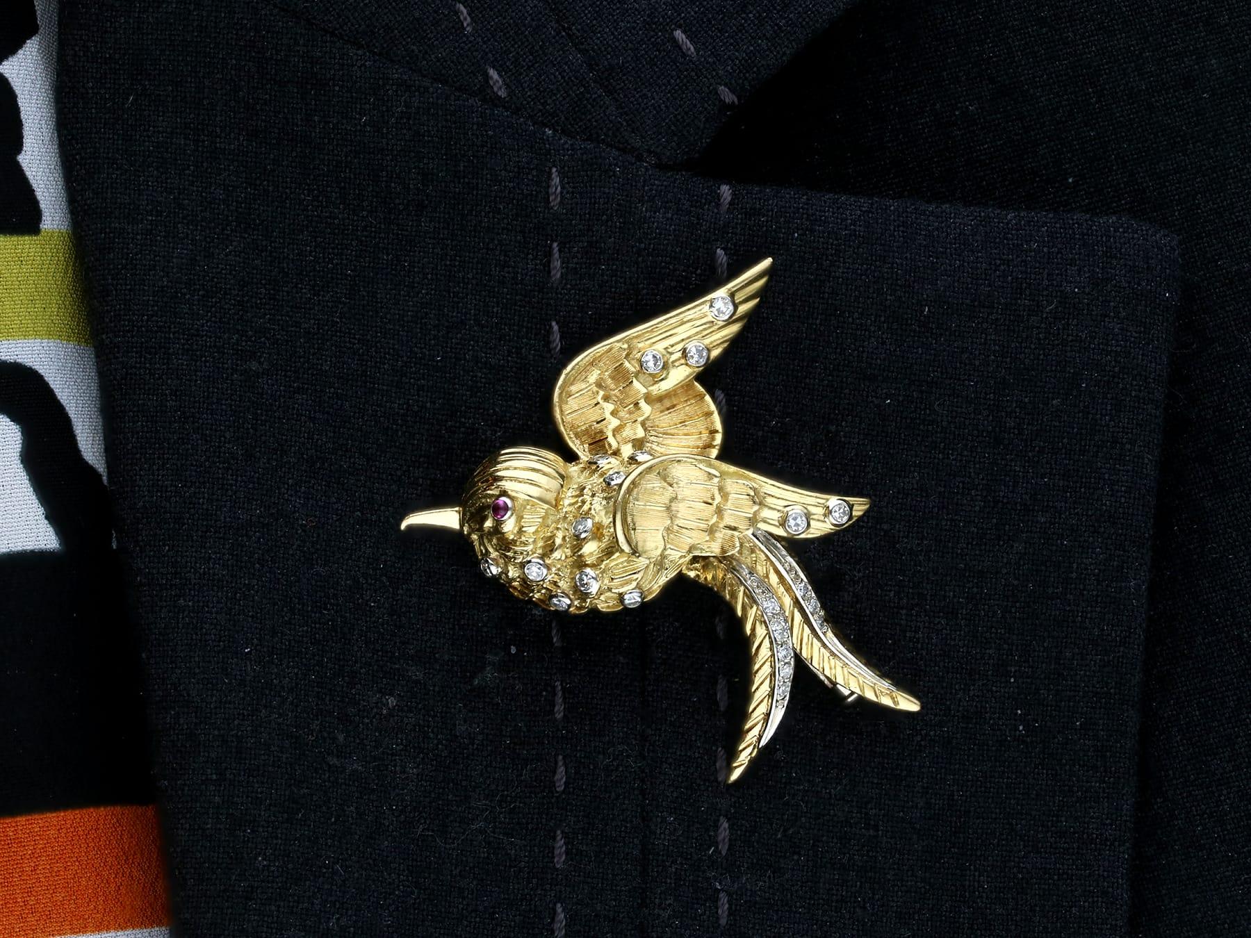 Antique 0.19 Carat Diamond and Ruby 18k Yellow Gold Bird Brooch For Sale 8