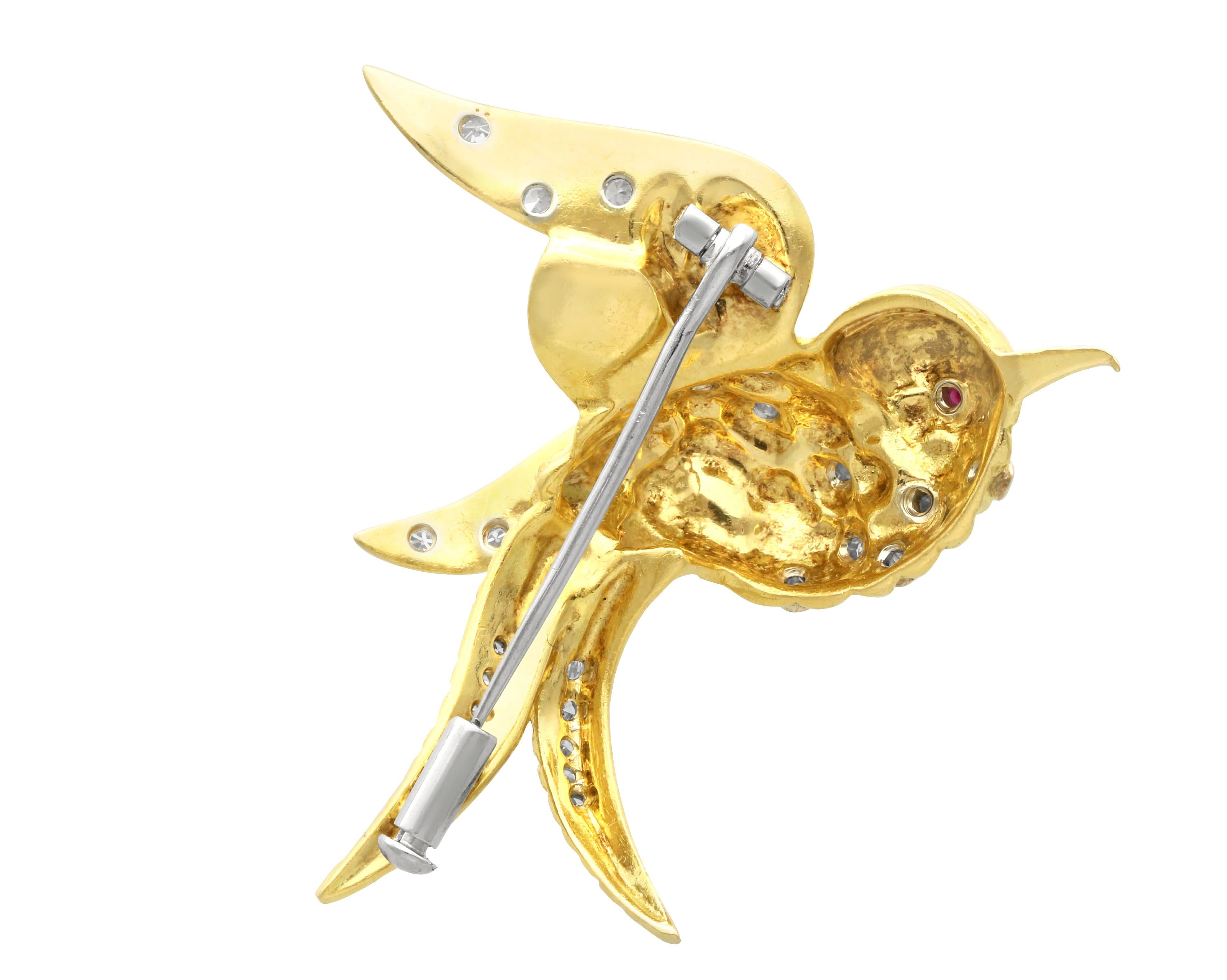 Antique 0.19 Carat Diamond and Ruby 18k Yellow Gold Bird Brooch For Sale 1