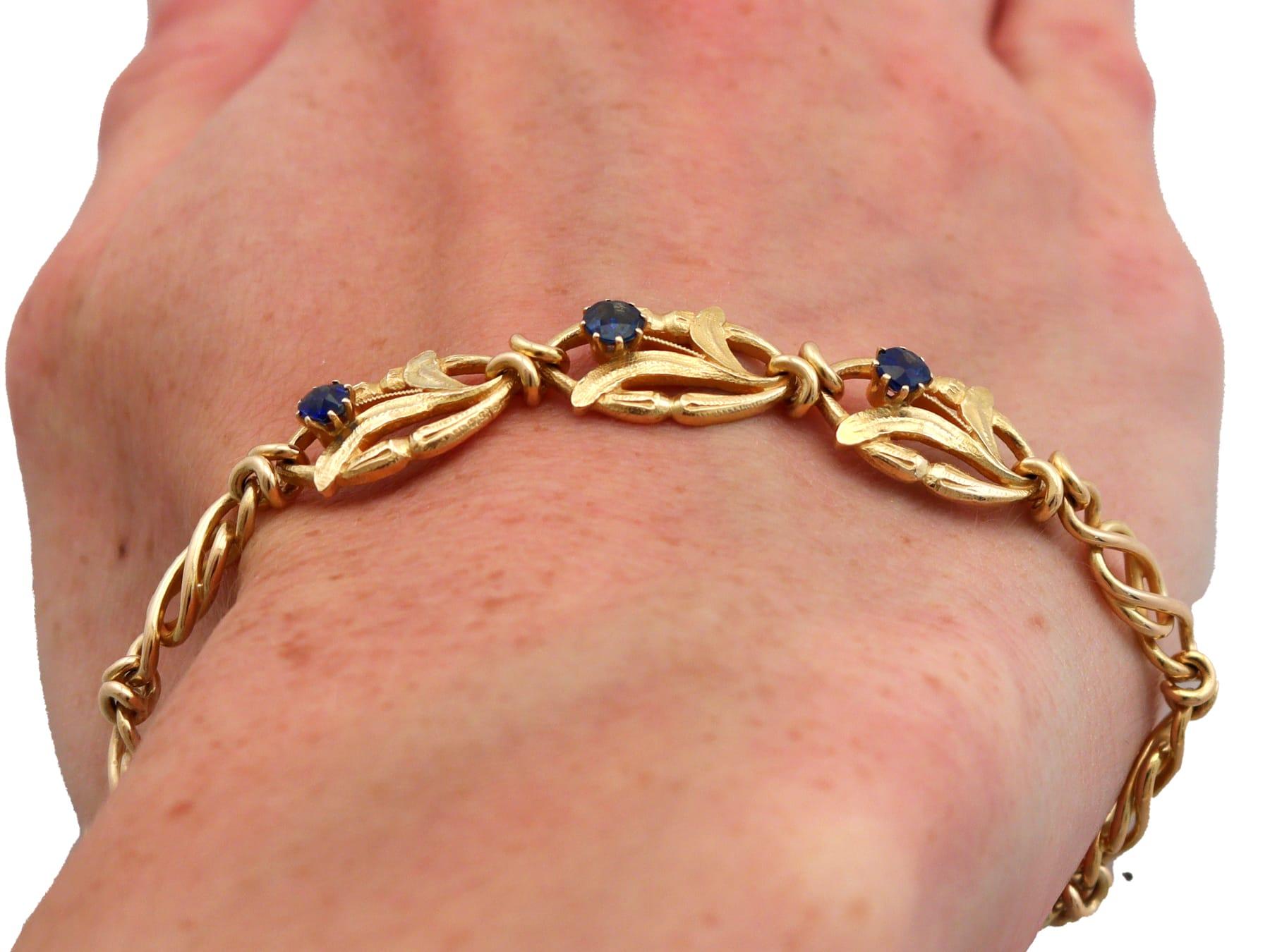 Bracelet ancien en saphir basaltique de 0,20 carat et or jaune 18k Circa 1925 en vente 9